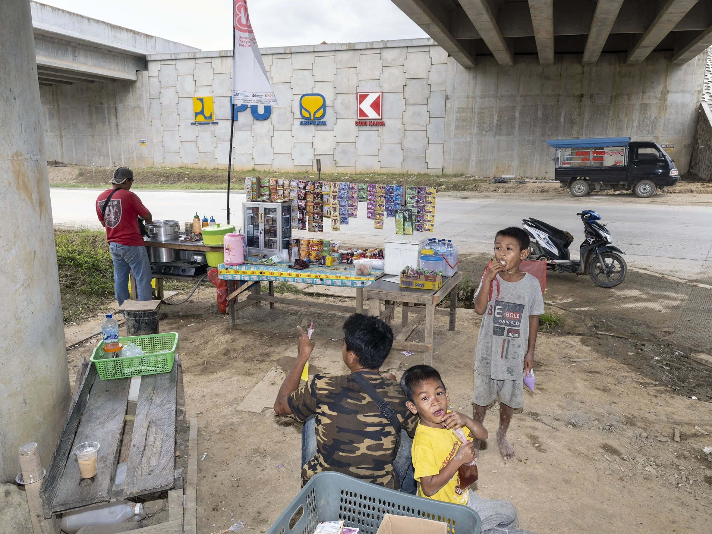 A street food stall under an overpass on the new toll road between Balikpapan and Nusantara. August 24, 2025