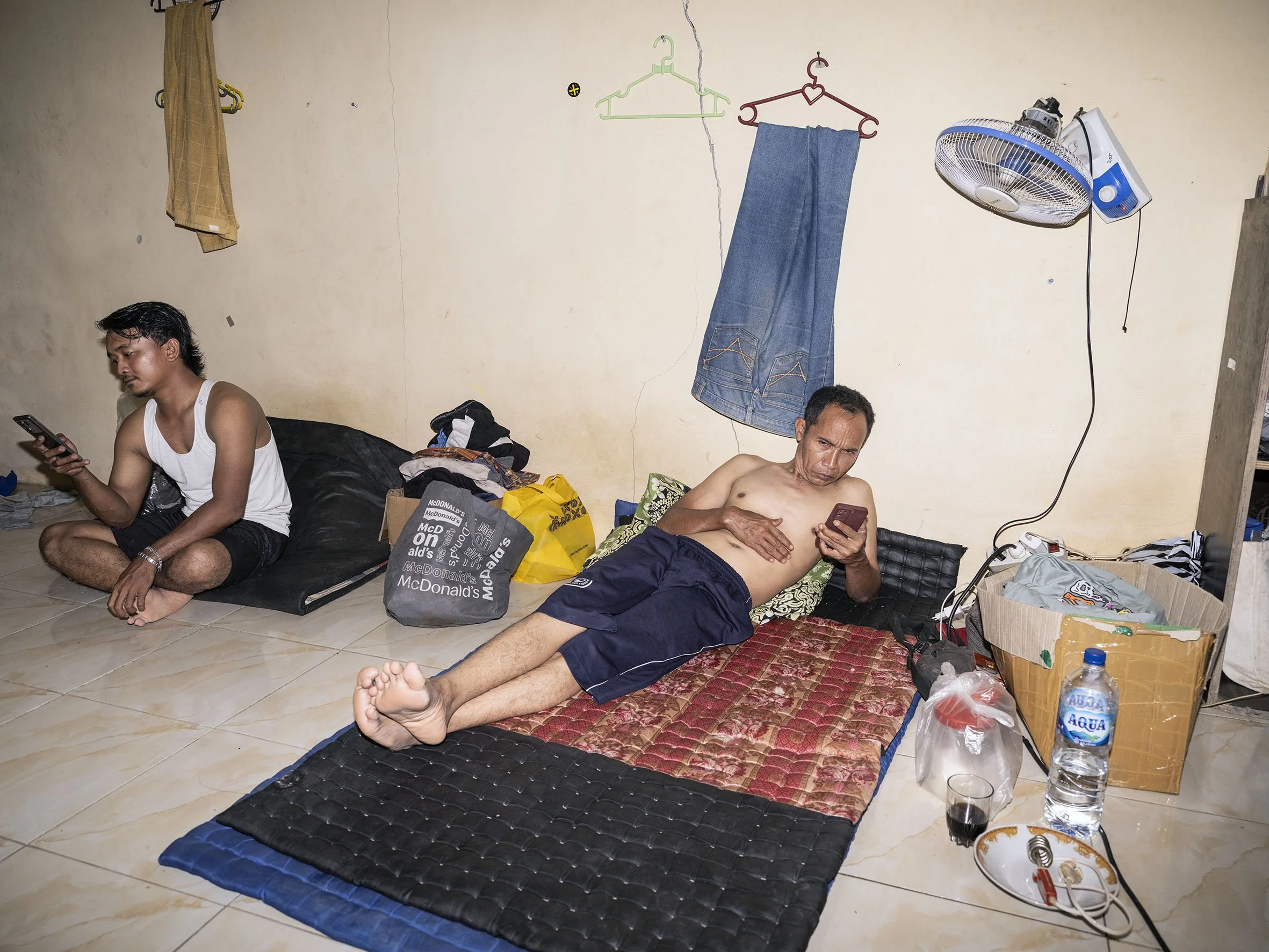 Construction workers from Java, seven of whom share a simple room in Bumi Harapan. They work seven days a week and earn about 260 euros a month. August 27, 2025