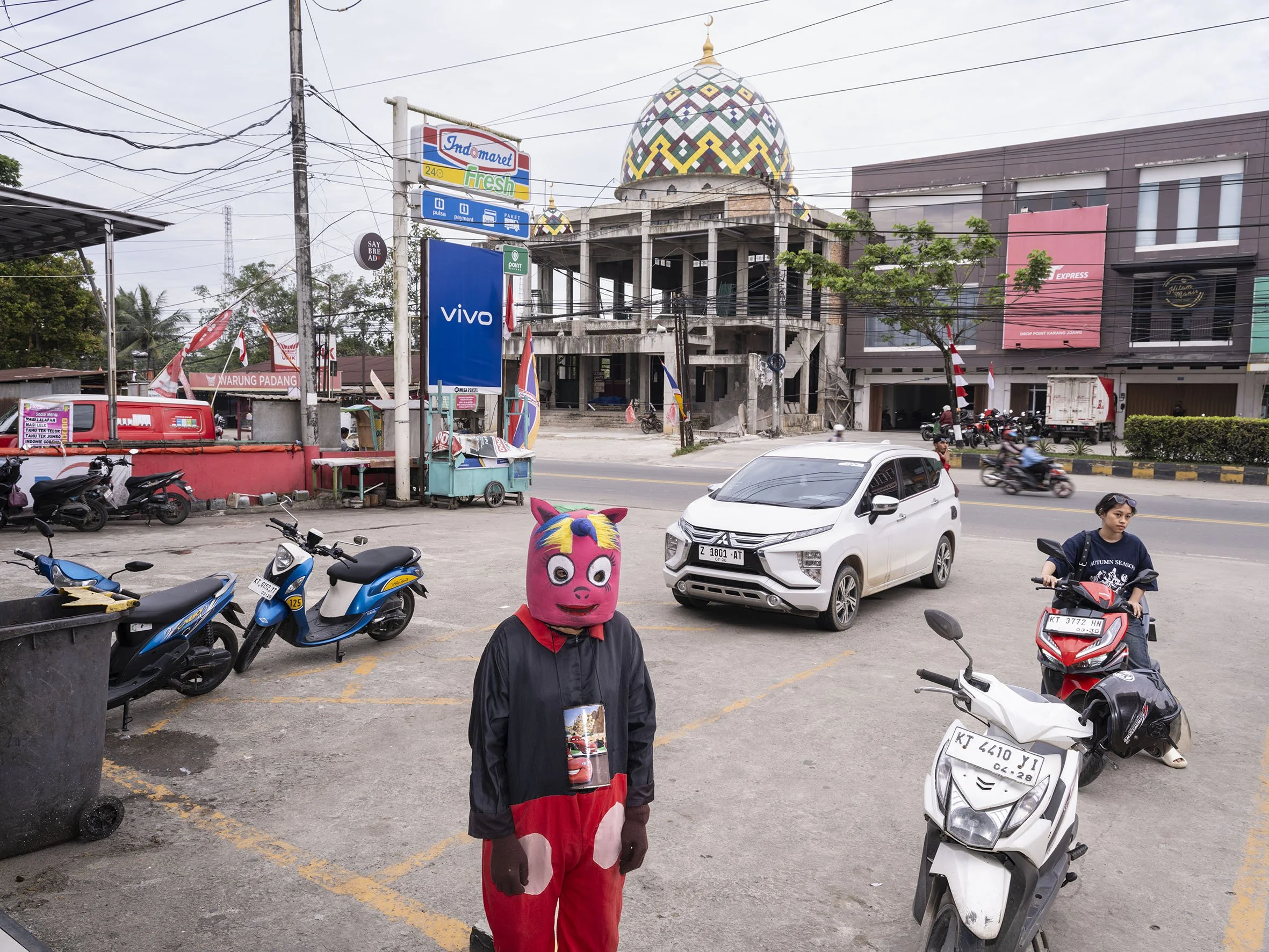 A man in disguise is begging for money in Balikpapan. August 27, 2025