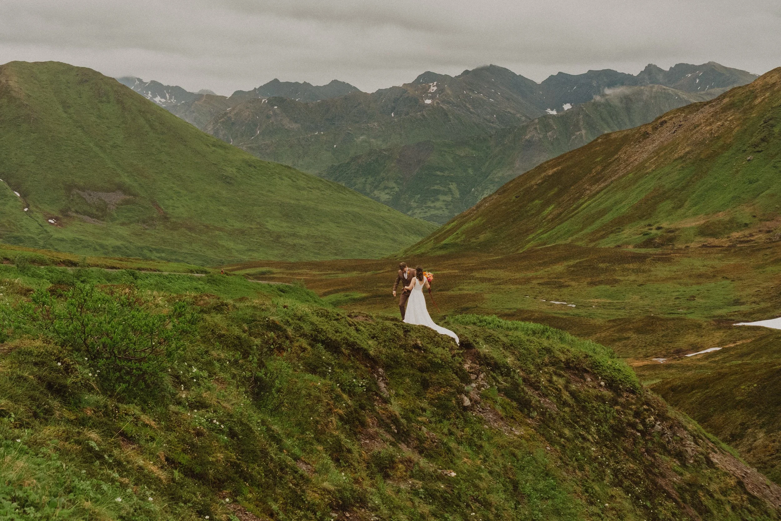 a couple eloping in the valley of Hatcher Pass, Alaska