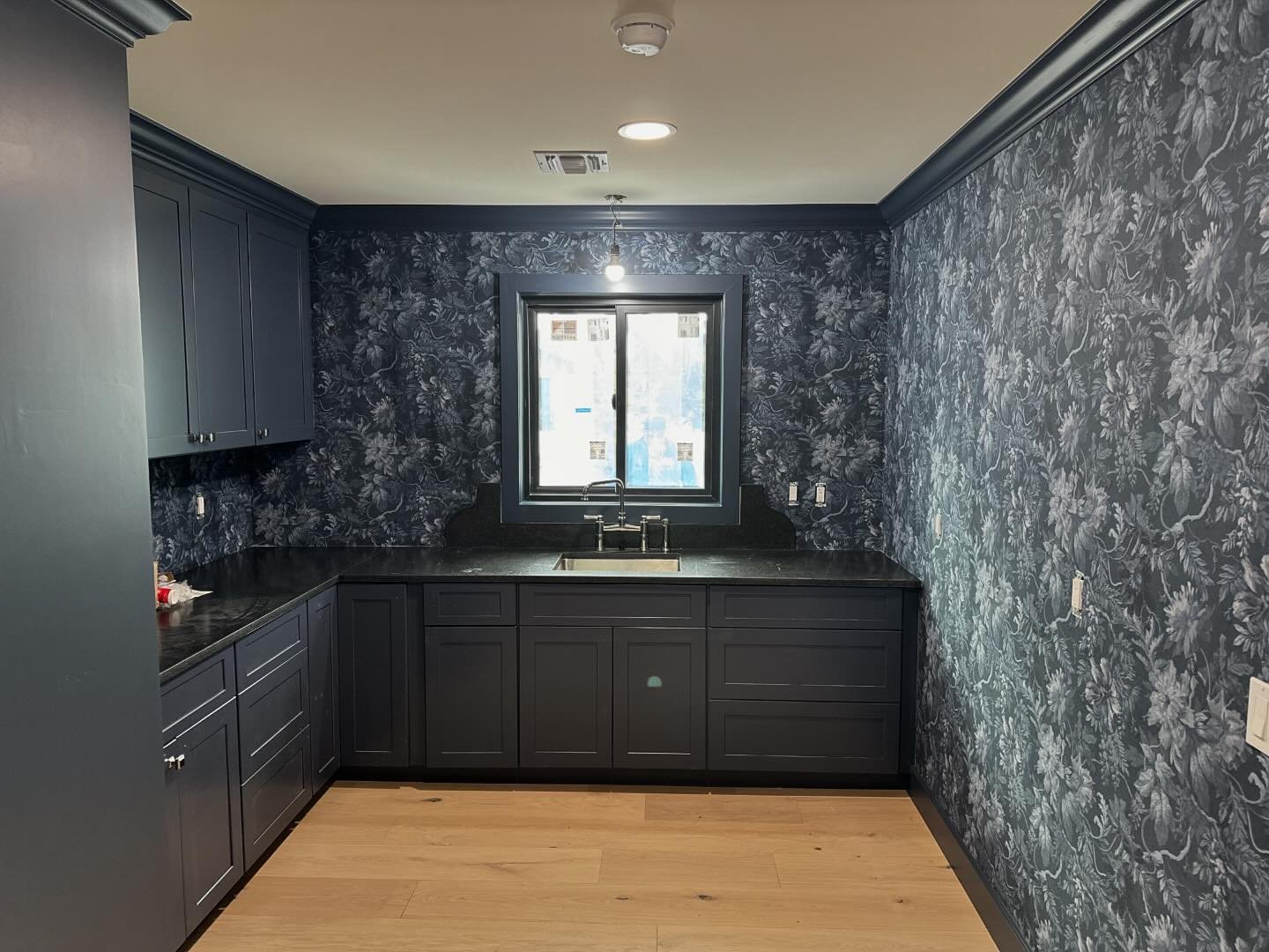 Love a deep colored laundry room with natural light 🔥Wallpaper always brings unexpected personality to a laundry room 👏