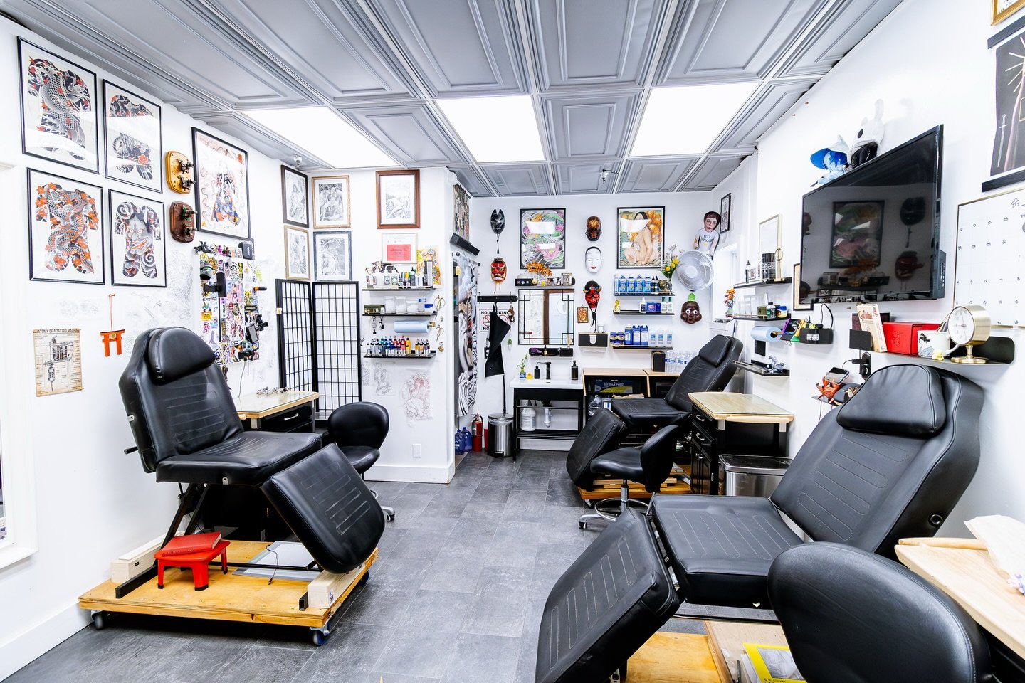 5 years in business 🥹

What began as a one-person shop, with @1000yokai holding it down on his own, Happy Yokai Tattoo has grown into a space shared by resident artists (@lucky.clubs &amp; @uhmuh ), visiting guest artists, and a community that conti