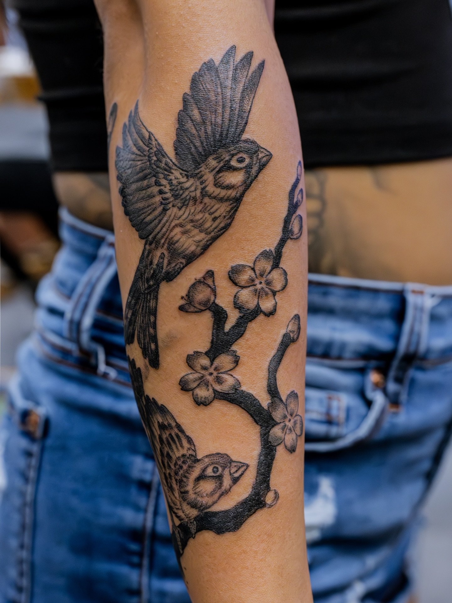 Now you see it, now you don&rsquo;t 🧙🏻&zwj;♂️

A cover up for @nellamaniac done by @1000yokai ❤️&zwj;🔥&nbsp;Swipe to the last side to see the before. 

~~~~~~~~~~~~~~~~~~~~~~~~~~
Thank you @heyrowshell for the photos 📸

#tattooartist #tattoocover