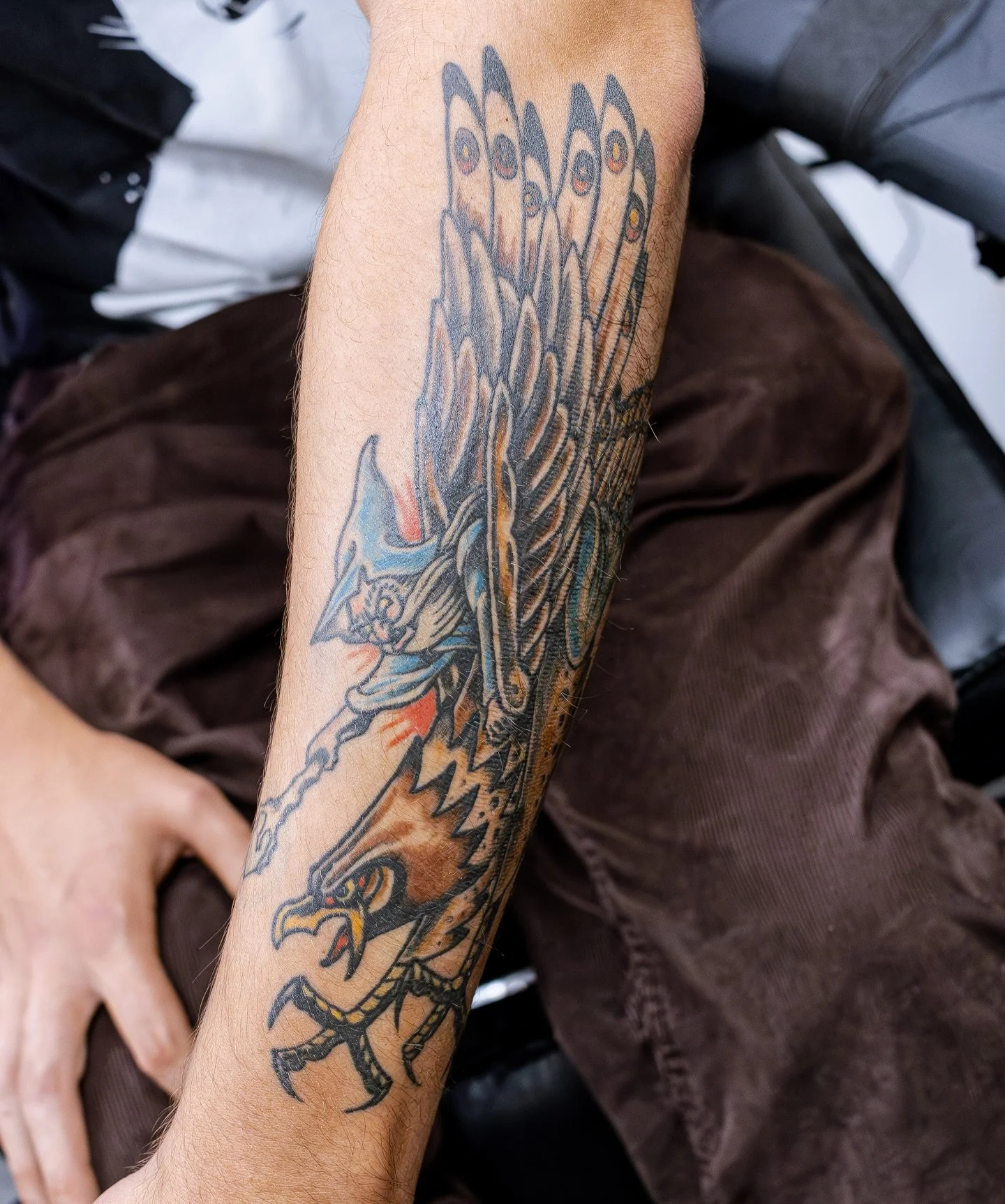 A wizard riding an eagle&hellip; HELL YEAH 😎

The true wizard behind this tattoo is @1000yokai 🧙🏻&zwj;♂️ Thank you @bradfordzamora for the trust and fun idea! We&rsquo;re glad to see your tattoo healed great. Until next time 🤙

~~~~~~~~~~~~~~~~~~