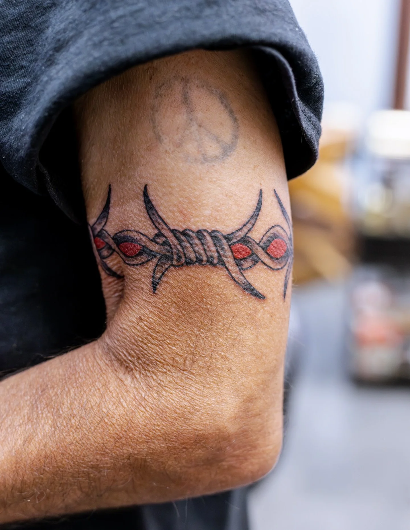 Classic barbed wire arm band tattoo ⛓

Had to show all angles of this bad boy + a fun pic of Dani &amp; Joe&rsquo;s matching spiderweb tattoos 🕸&nbsp;Thanks you for the trust! @lucky.clubs had a lot of fun with this custom piece 😎

Link in bio to b