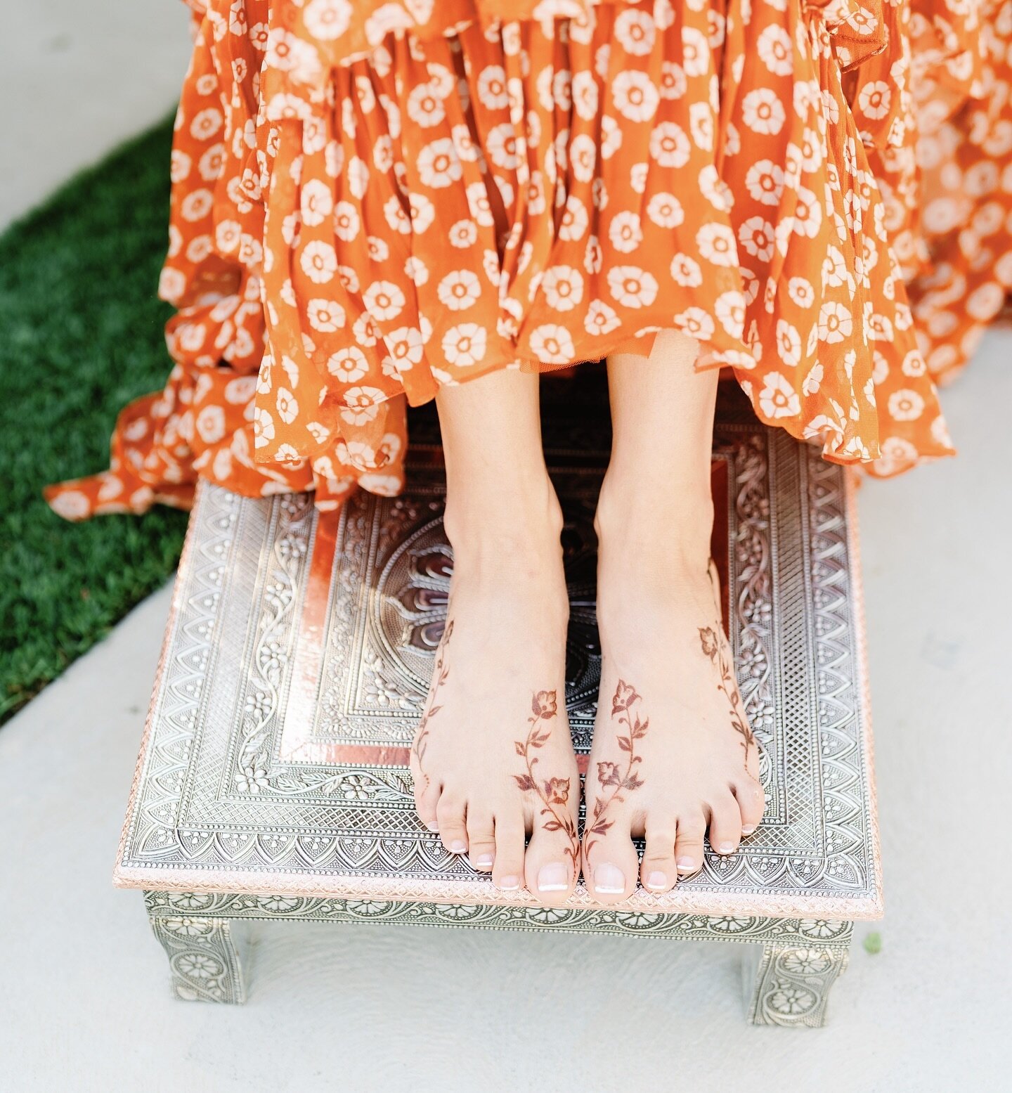 A minimal touch of mehendi 🧡

// 

#mehendi #mehendidesign #hennadesigns #wedding #events #eventplanner #bride #southasianbride #weddingplanner #haldiceremony #haldi