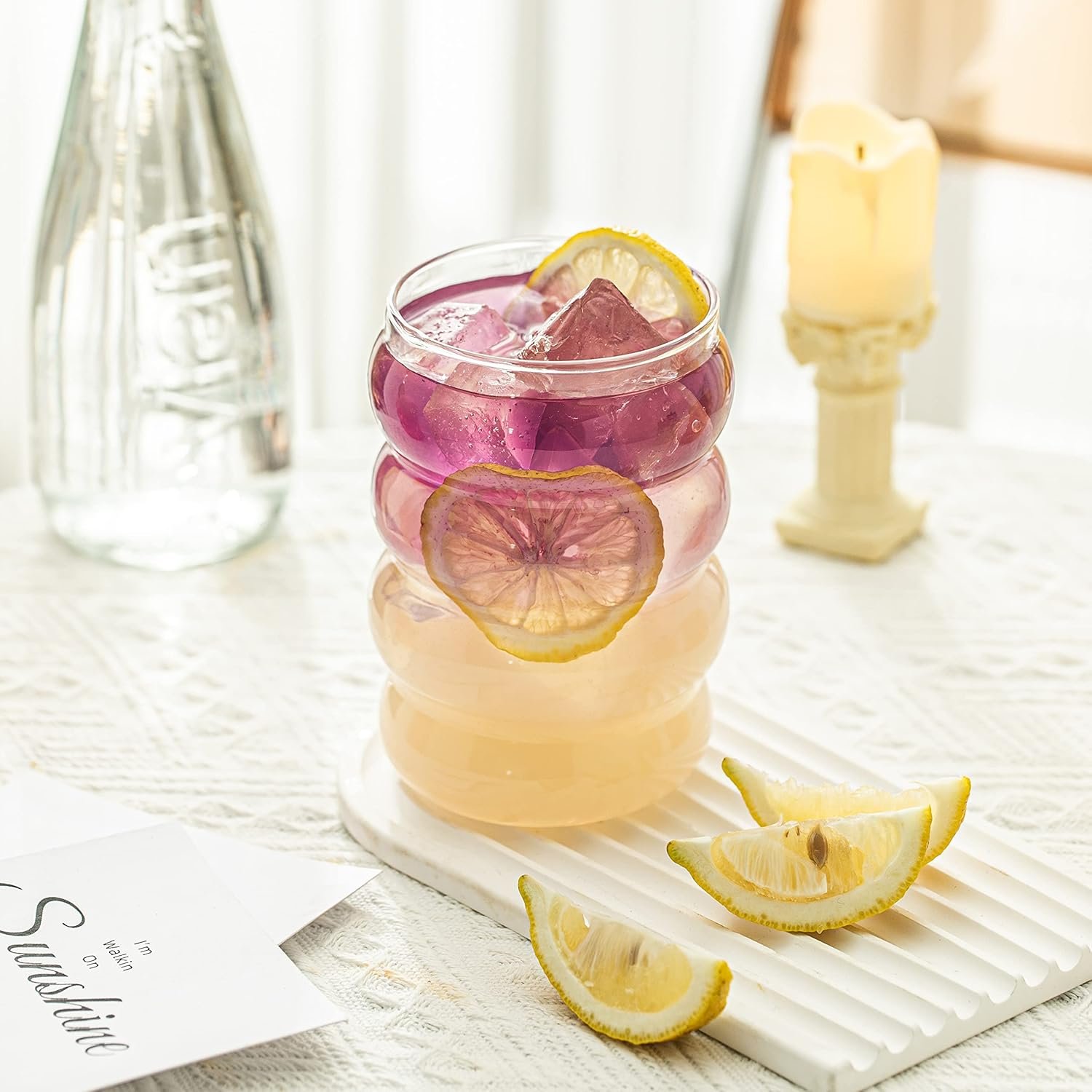 Vasos de bebidas con forma de onda