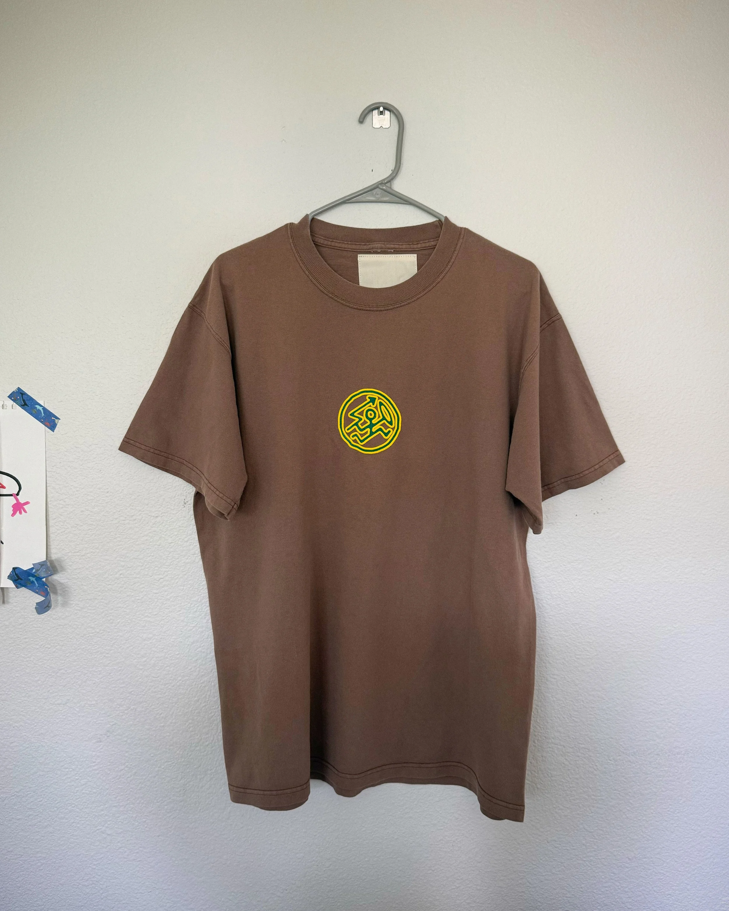 SPEARHEAD LOGO T-SHIRT BROWN