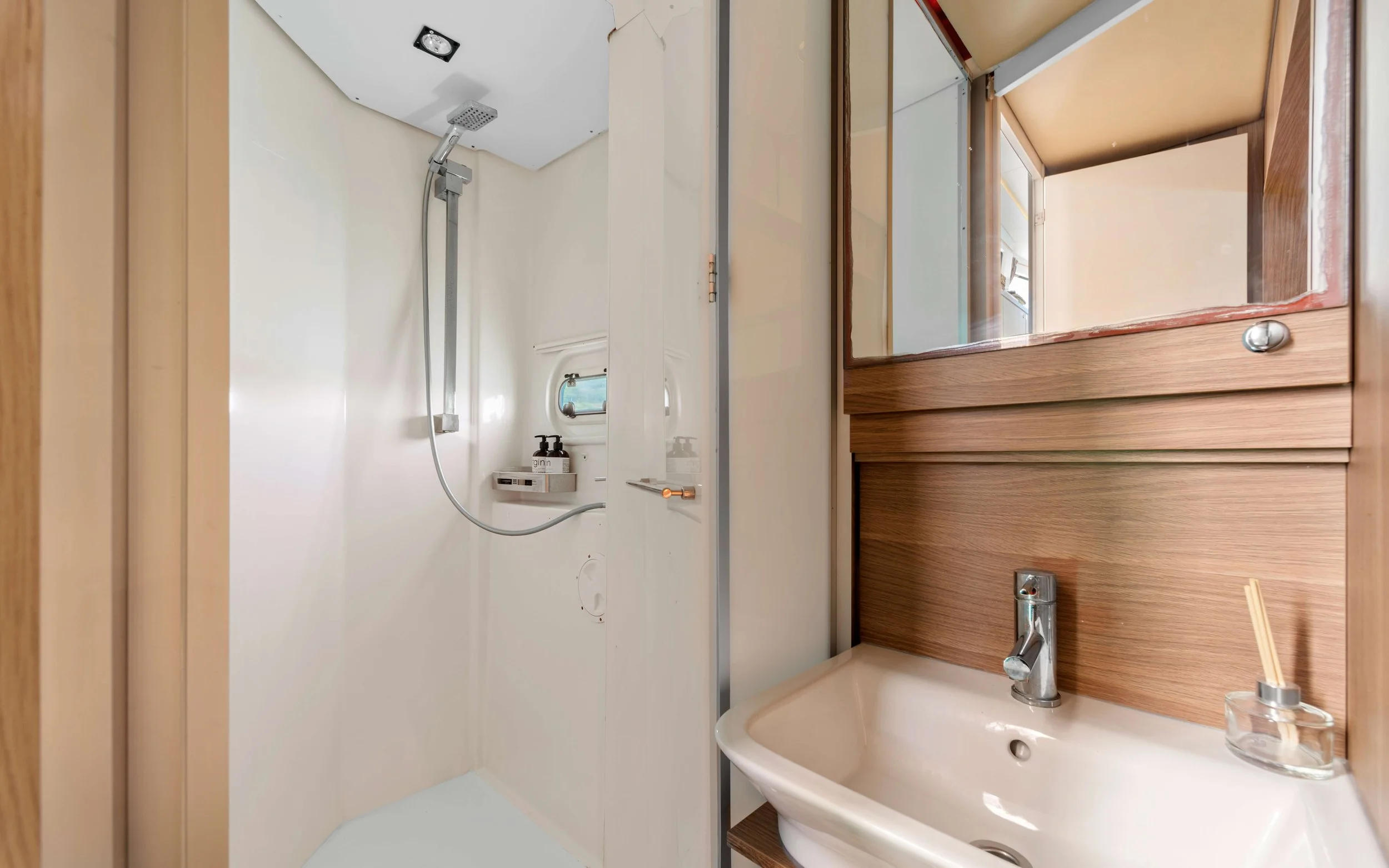 Cabin-Stbd-Aft-Head.jpg