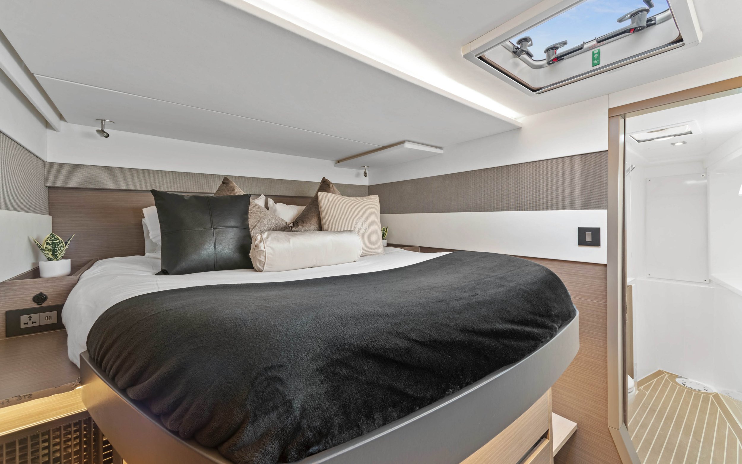 Cabin-Stbd-Fwd.jpg
