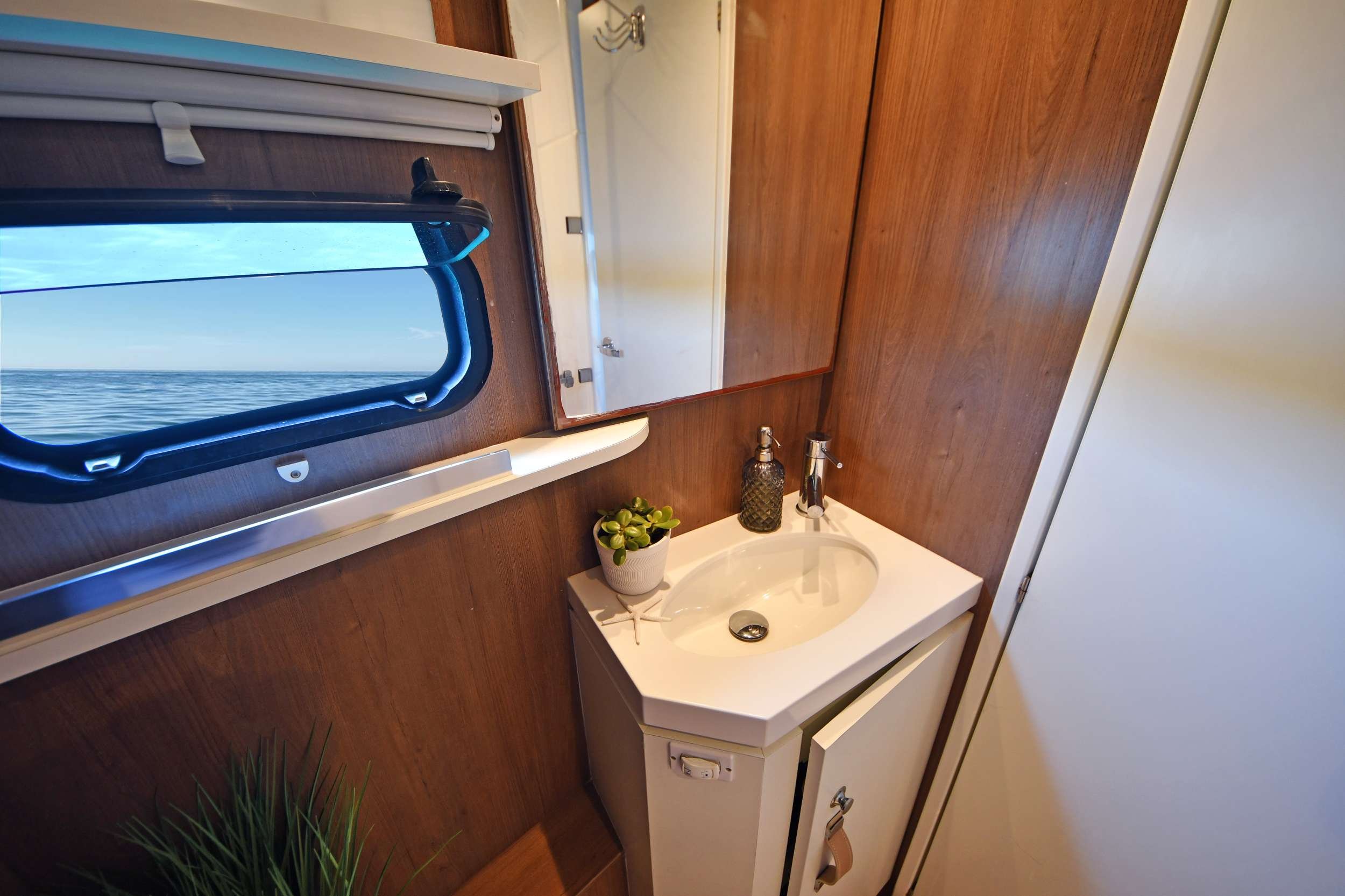 Cabin-Stbd-Fwd-Head.jpg