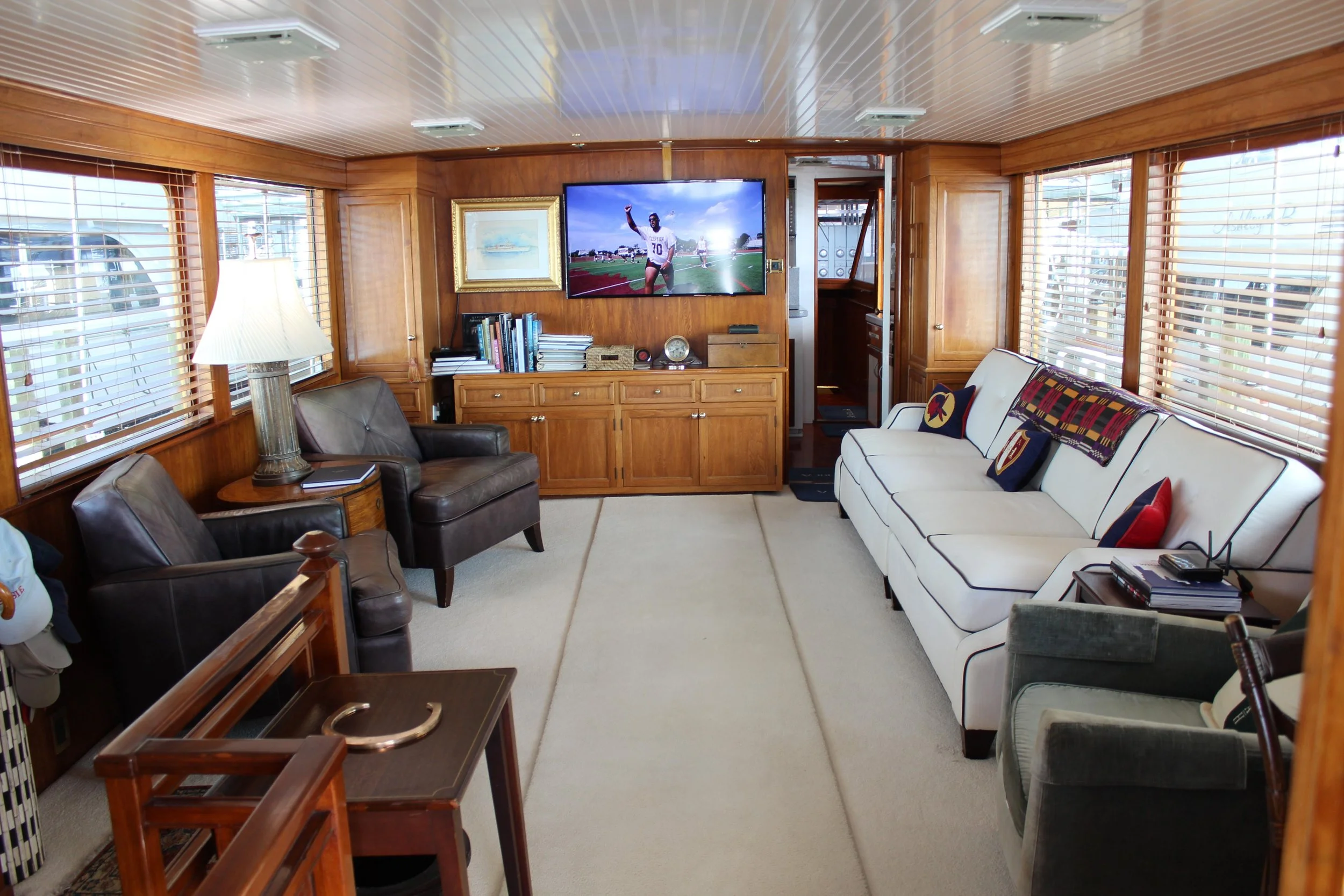 AmericA salon with TV