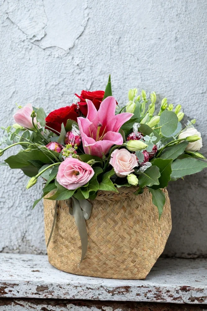 STRAWBERRIES & CREAM BASKET