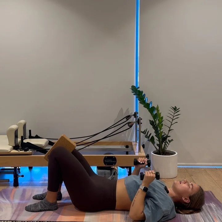 TRY &amp; SAVE 🩵🫶🏽 Glute Bridges on the Mat

Move breakdown 👇🏼
	1.	Glute bridge with narrow chest press
	2.	Add a tricep extension at the top
	3.	Add two tricep extensions + squeeze on your block
	4.	Hold triceps + squeeze
	5.	Arms long, pulse h