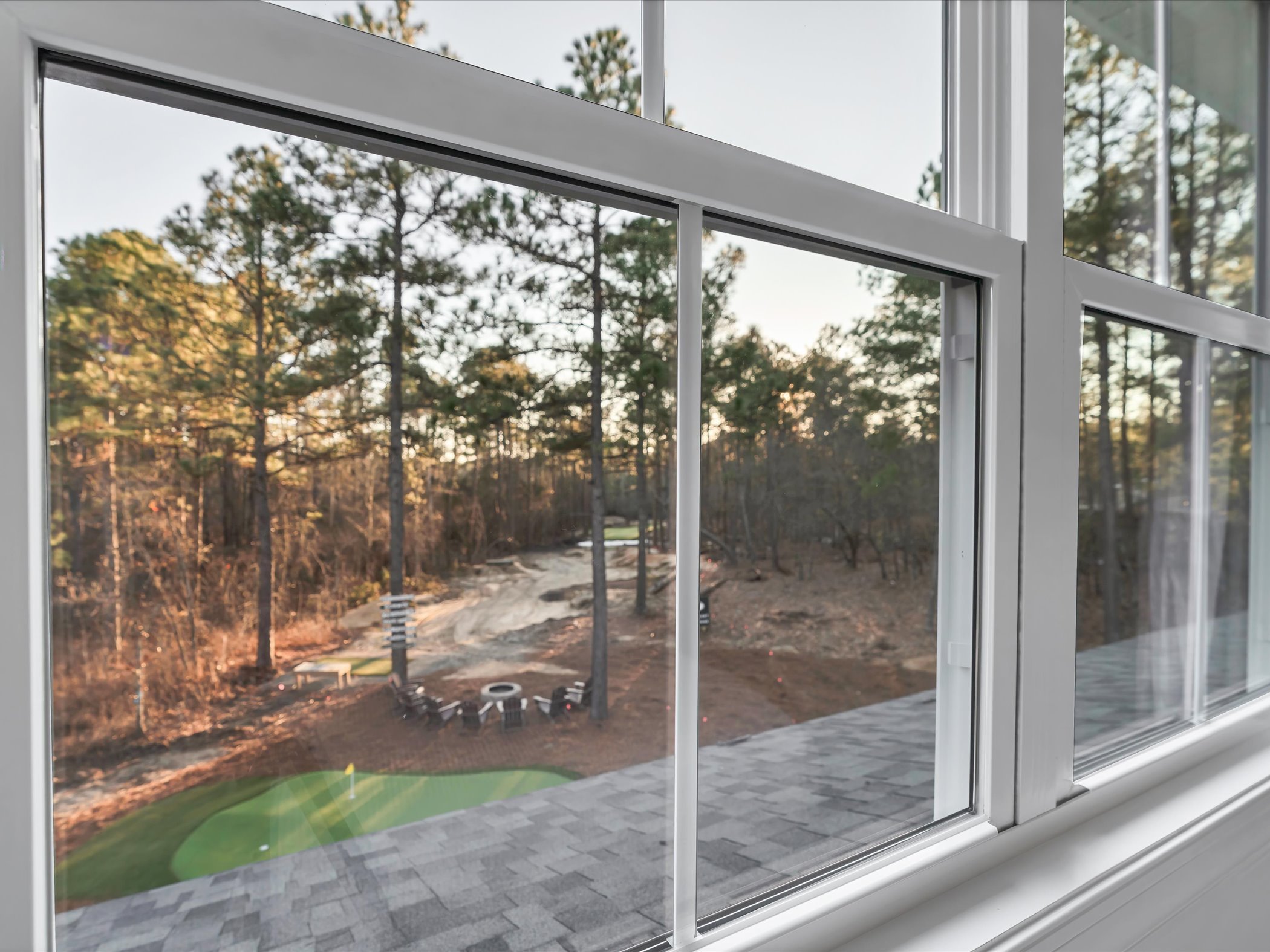 BR3: King bed, 55" TV, views of the 2 acre backyard