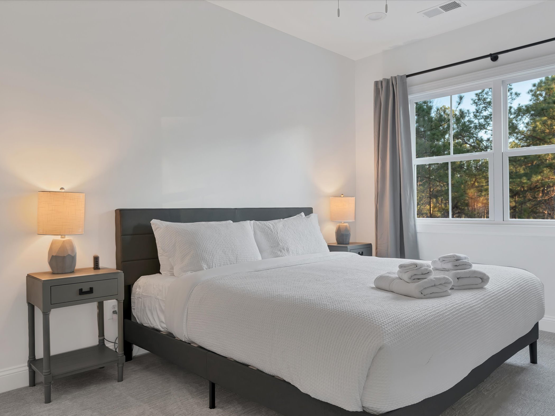 BR3: King bed, 55" TV, views of the 2 acre backyard