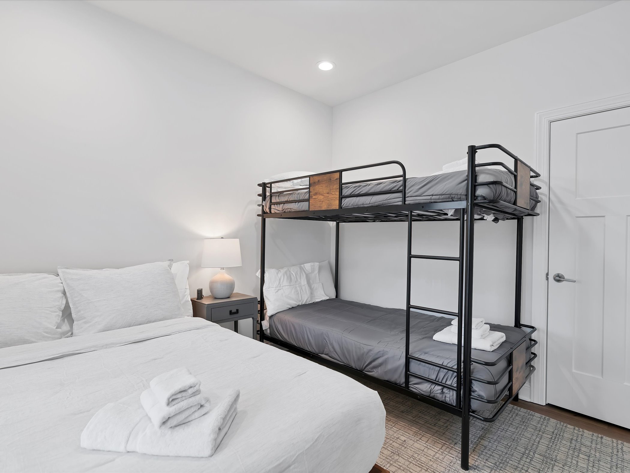 BR1: Full bed, two twins
