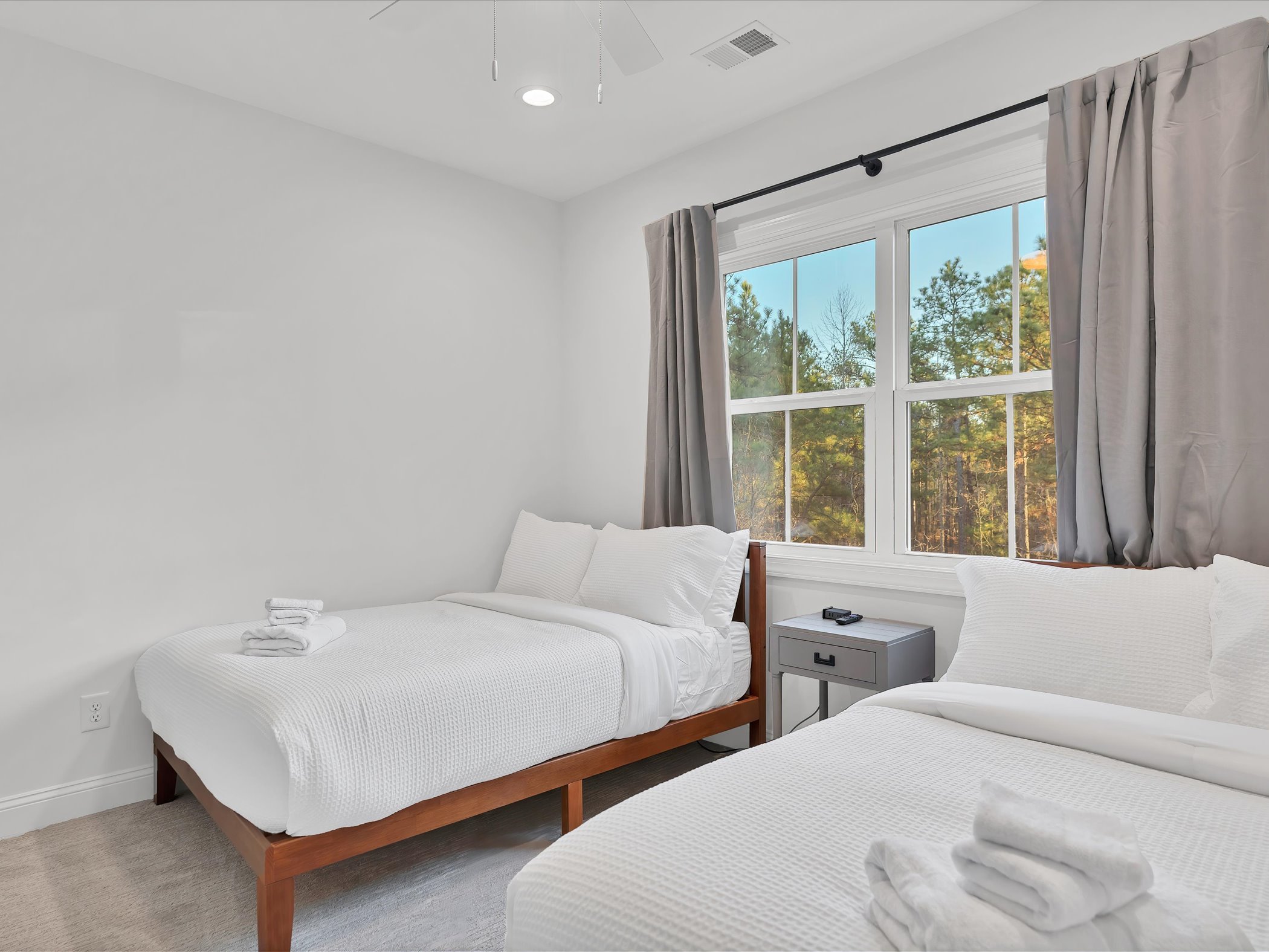 BR4: Two full beds