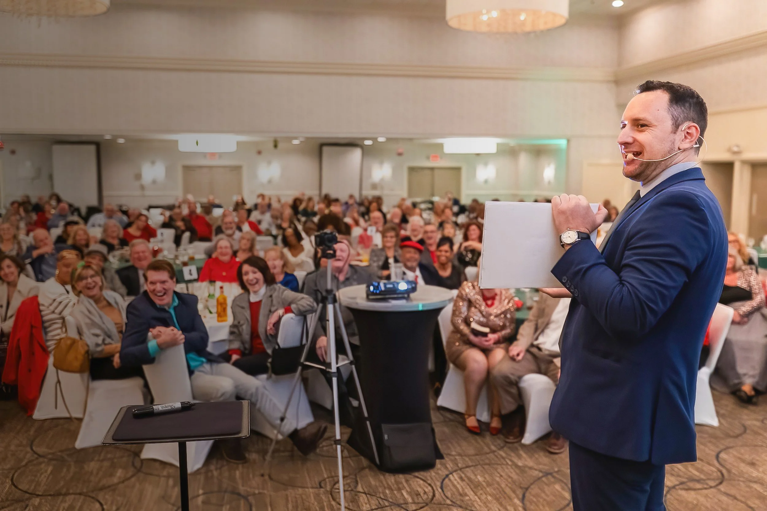 Corporate magician Ari Novick performing magic for an audience at an Orlando event