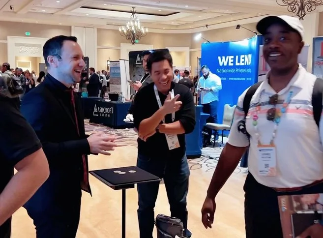 Corporate magician Ari Novick performing magic at a trade show event in Orlando Florida