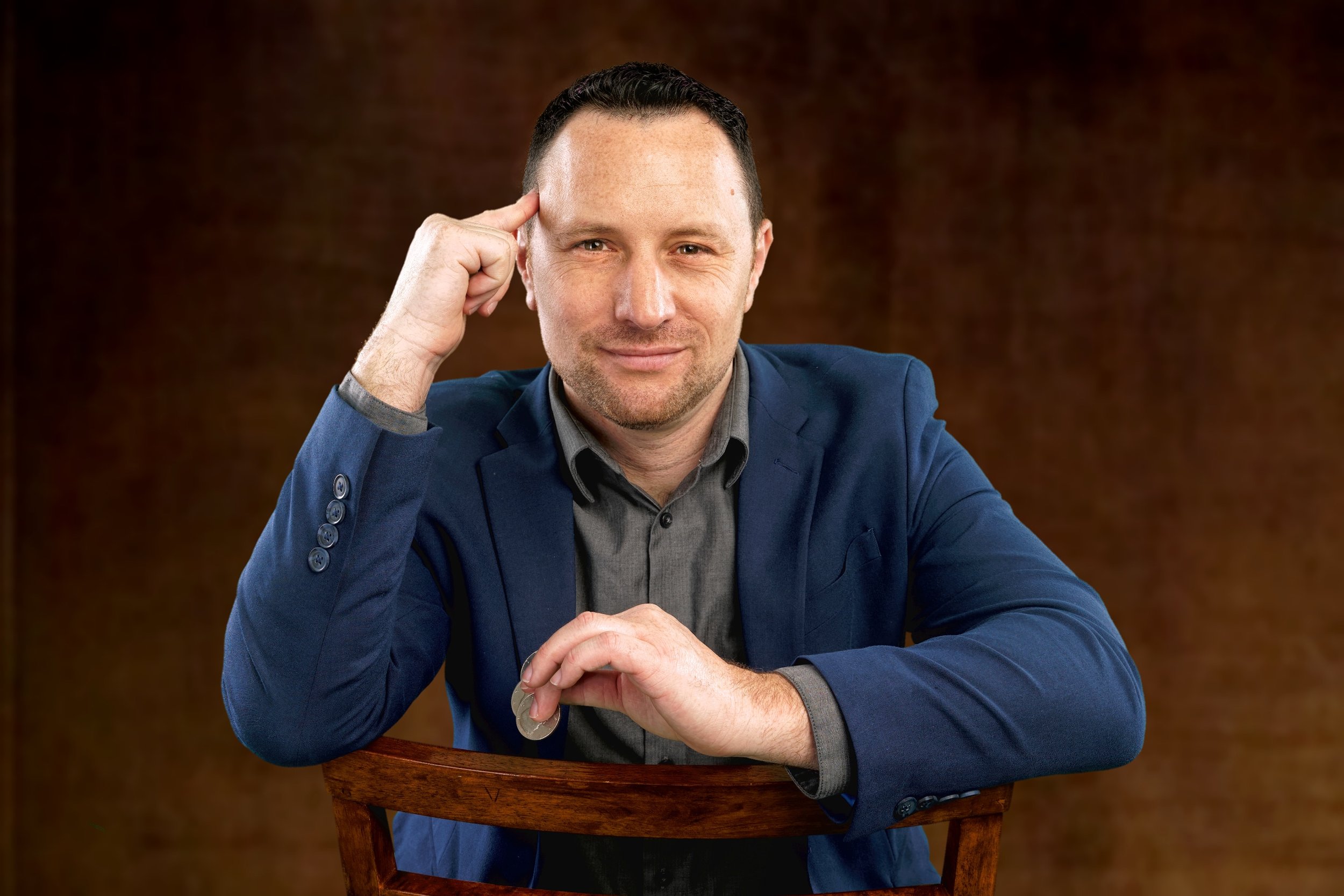Corporate magician Ari Novick providing professional magic entertainment in Orlando Florida