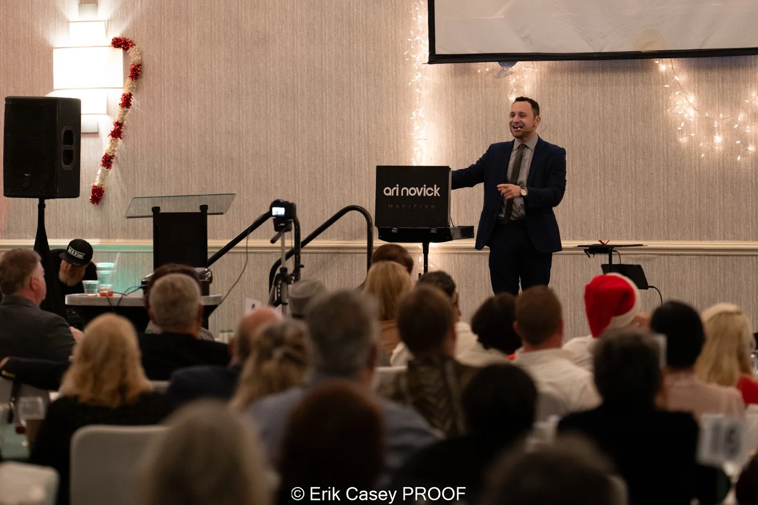 Corporate magician Ari Novick performing interactive magic at an event in Doral FL