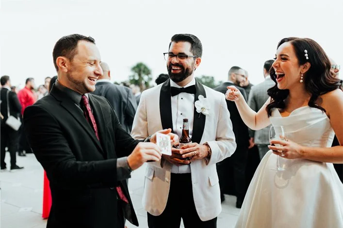 Orlando wedding magician Ari Novick performing magic for guests at a wedding event