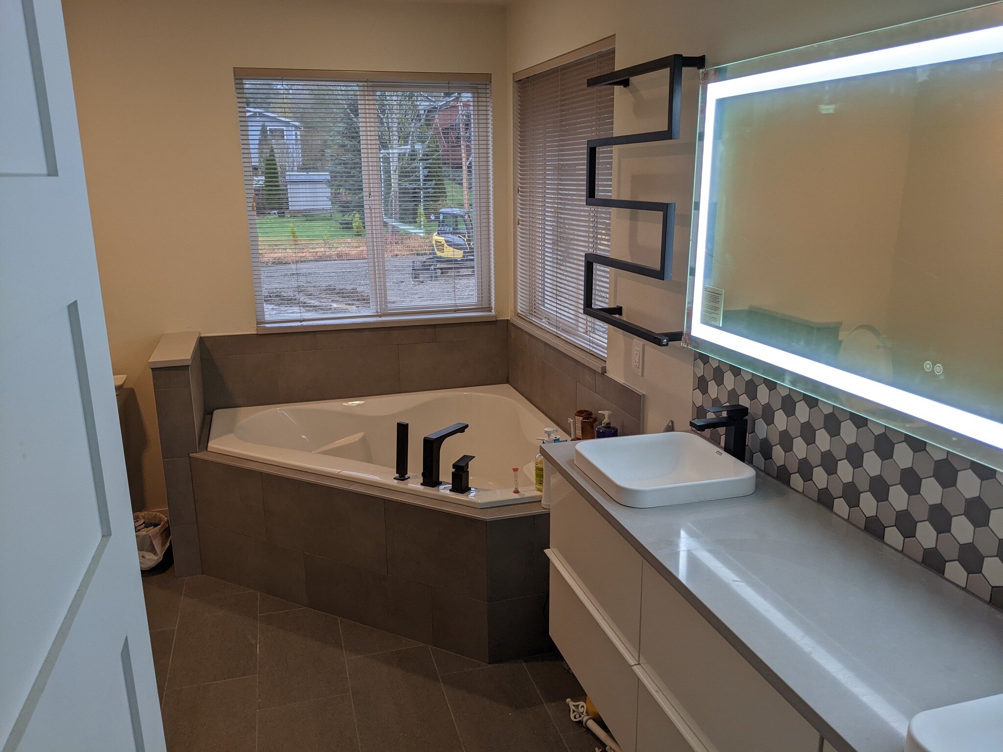 ✨ Bathroom Glow-up! ✨ Swipe for the stunning before &amp; after. From outdated to oasis. 🚿✨ Experience comfort in every detail. Functional elegance at its finest. Client-approved!
 #edmondswa #bathroomideas #remodeling #bathrooms #grandresidence #se