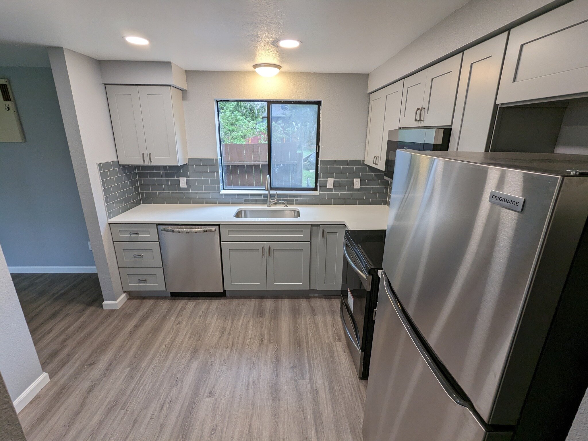 One of ours kitchen projects long days ago. 

➡️ for the before

#grandresidence #Edmonds #remodeling #kitchencabinets #kitchendesign #kitchenremodel