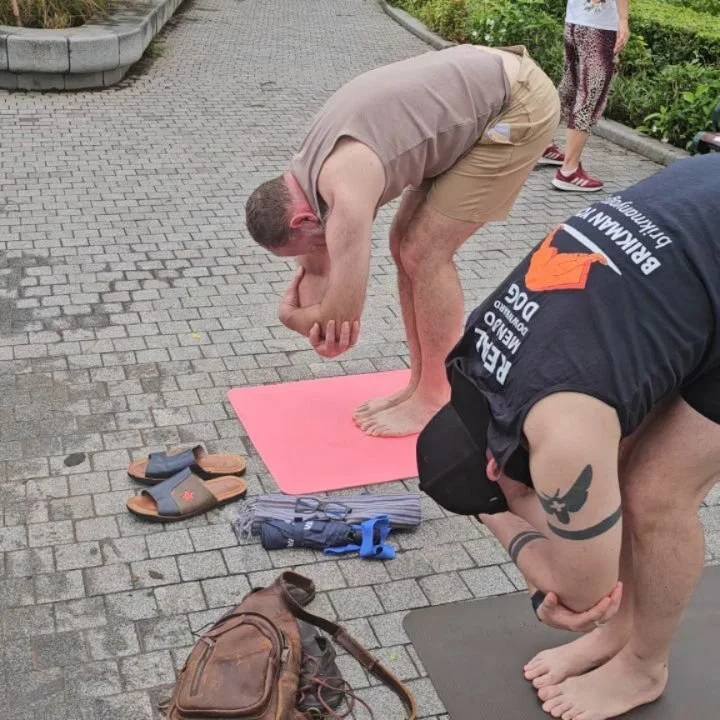 Day 2 in Hanoi started with some yoga by the lake
We even gained some extras 😁
World famous in Vietnam 

#brikman_yoga_tbar
#brikmanyoga #yogatrip #vietnamadventures #blokestrip #menstrip  #mensyogatrip #hanoibeer #yogaadventures