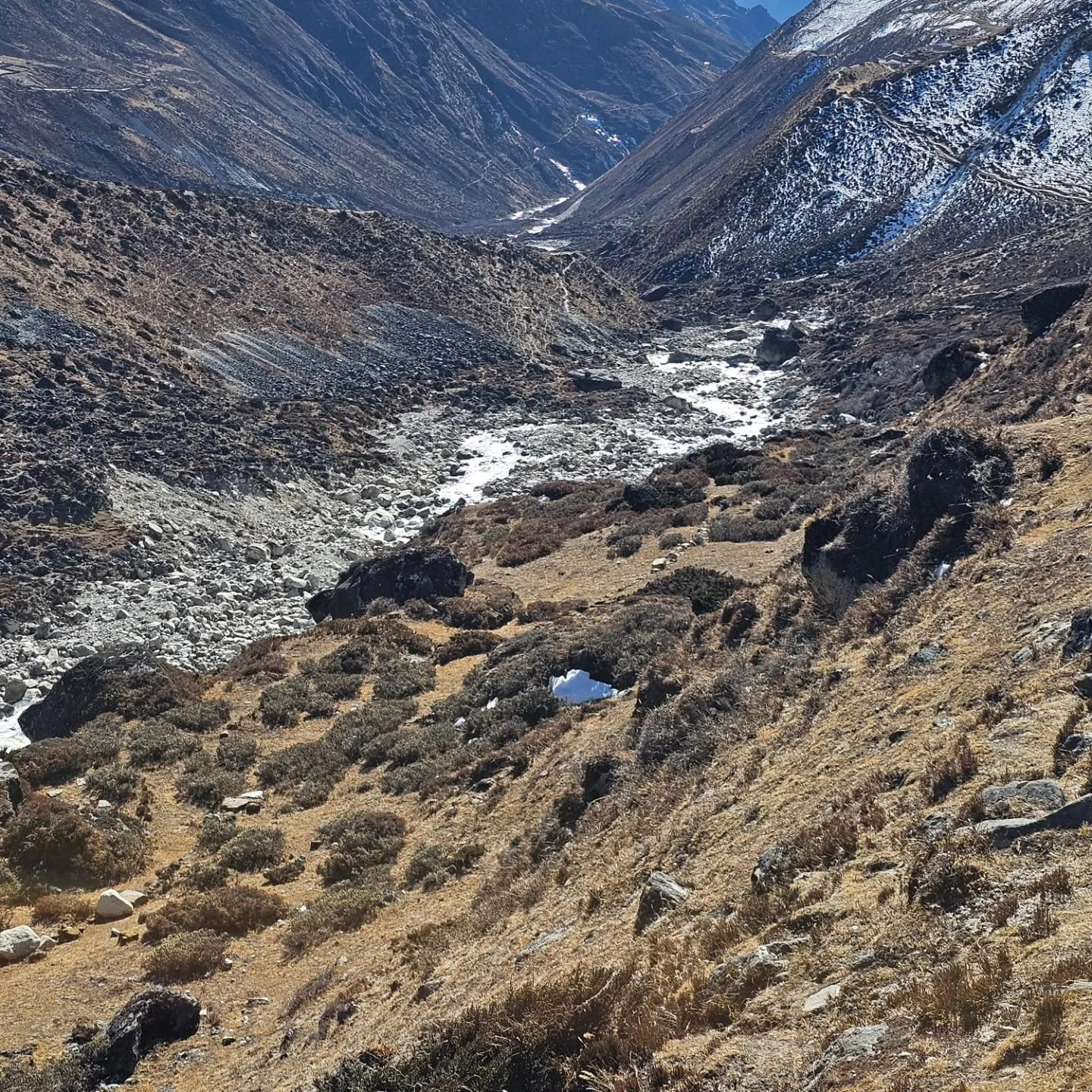 Day 7 walk from Machermo to Gokyo
Tough 6 hr walk up to 4750m
Gokyo is astoundingly beautiful and worth the effort to get here

#gokyotrek #gokyo #nepal2025 #brikman_yoga_tbar #brikmanyoga