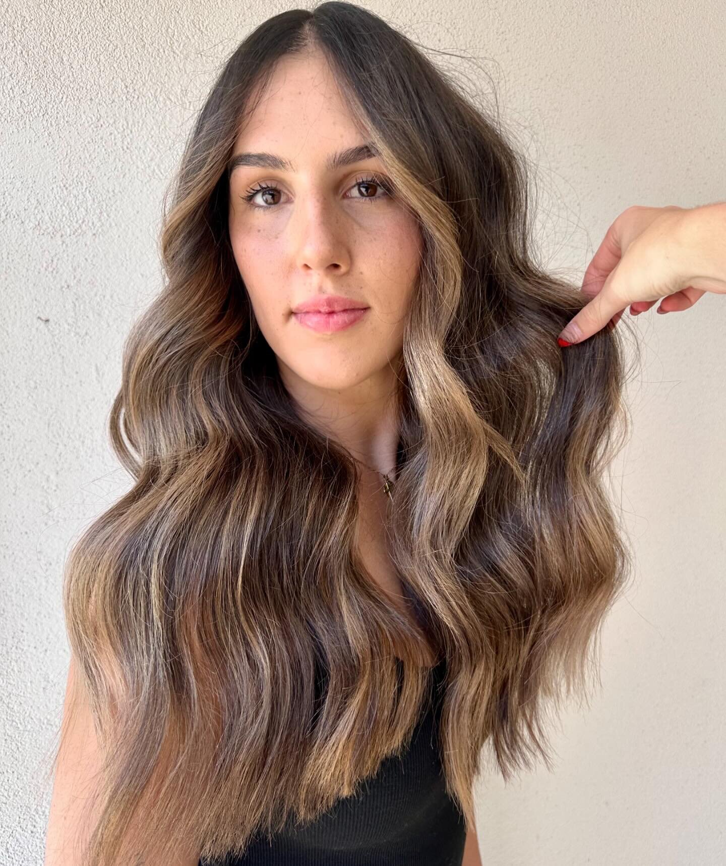 Well well well, if it isn&rsquo;t the bronde inspiration you didn&rsquo;t know you needed 🤭🤩 
don&rsquo;t forget to save this for your next appointment! 🥰

@riss_merakionbeaufort serving this perfection using Redken shades eq 
Zone 1 - 6N 6NA
Zone