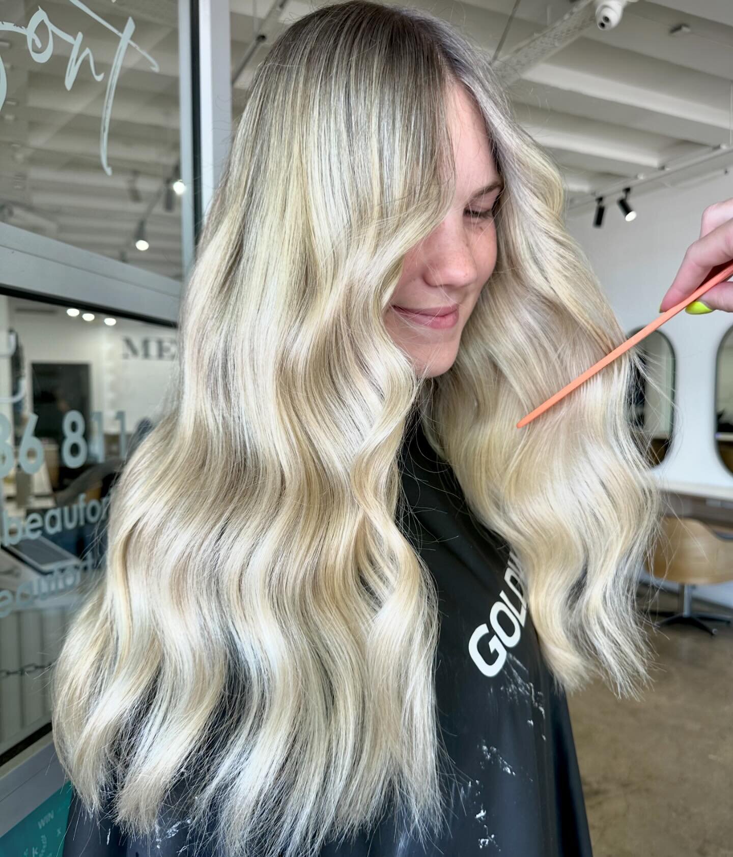 ✨3 TIPS TO KEEP YOUR BLONDE BRIGHT AND SHINY✨ 

- Don&rsquo;t overuse your purple shampoo, it will dull your blonde down 🤭

- Limit heat usage, or make sure you&rsquo;re using a good heat protectant! 🙌🏼
We love heated.defense in @kevin.murphy 

- 
