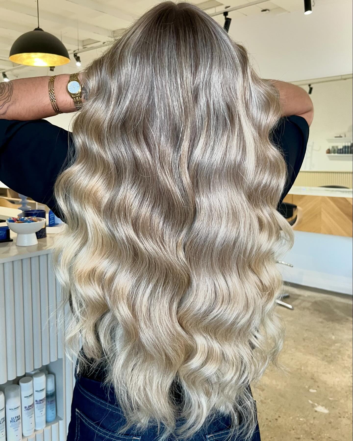 Talk about MANE ENVY🔥🔥🔥

How gorgeous is this transformation by our very own @hairbybrookemcilwaine ?! 
Swipe to check out that regrowth🙈

Coloured with @goldwellanz 
Styled with @cloudninehair 

#maneaddicts #perthhairdresser #merakibabe #longha