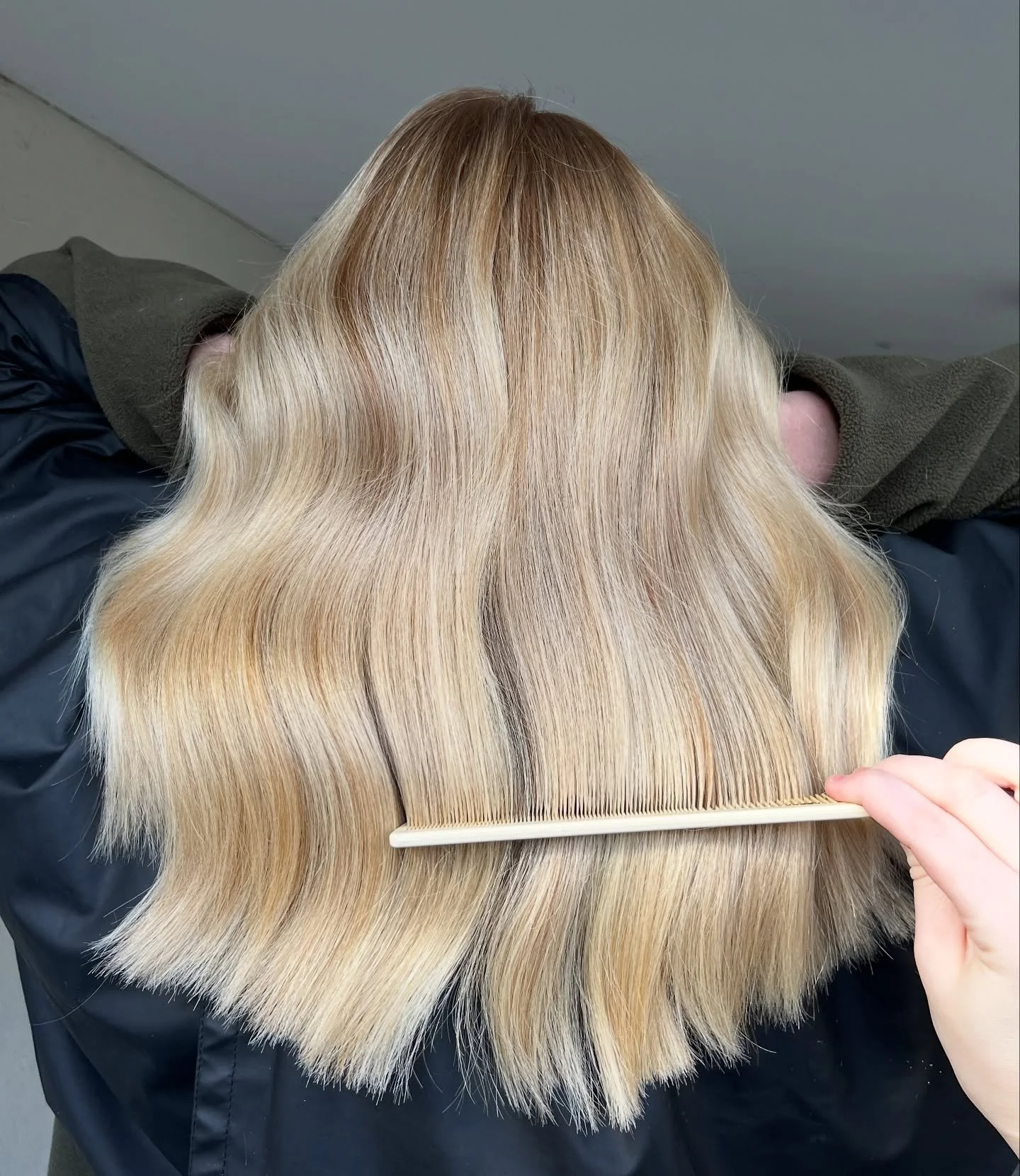 It&rsquo;s been a hot sec since a blonde moment hit the feed, so here&rsquo;s your dose of sunshine!! ☀️💛🤌🏼

Colour created using @originalmineralpro 
Styled with @cloudninehair 
By @riss_merakionbeaufort 

Your sign to book your foils if you have