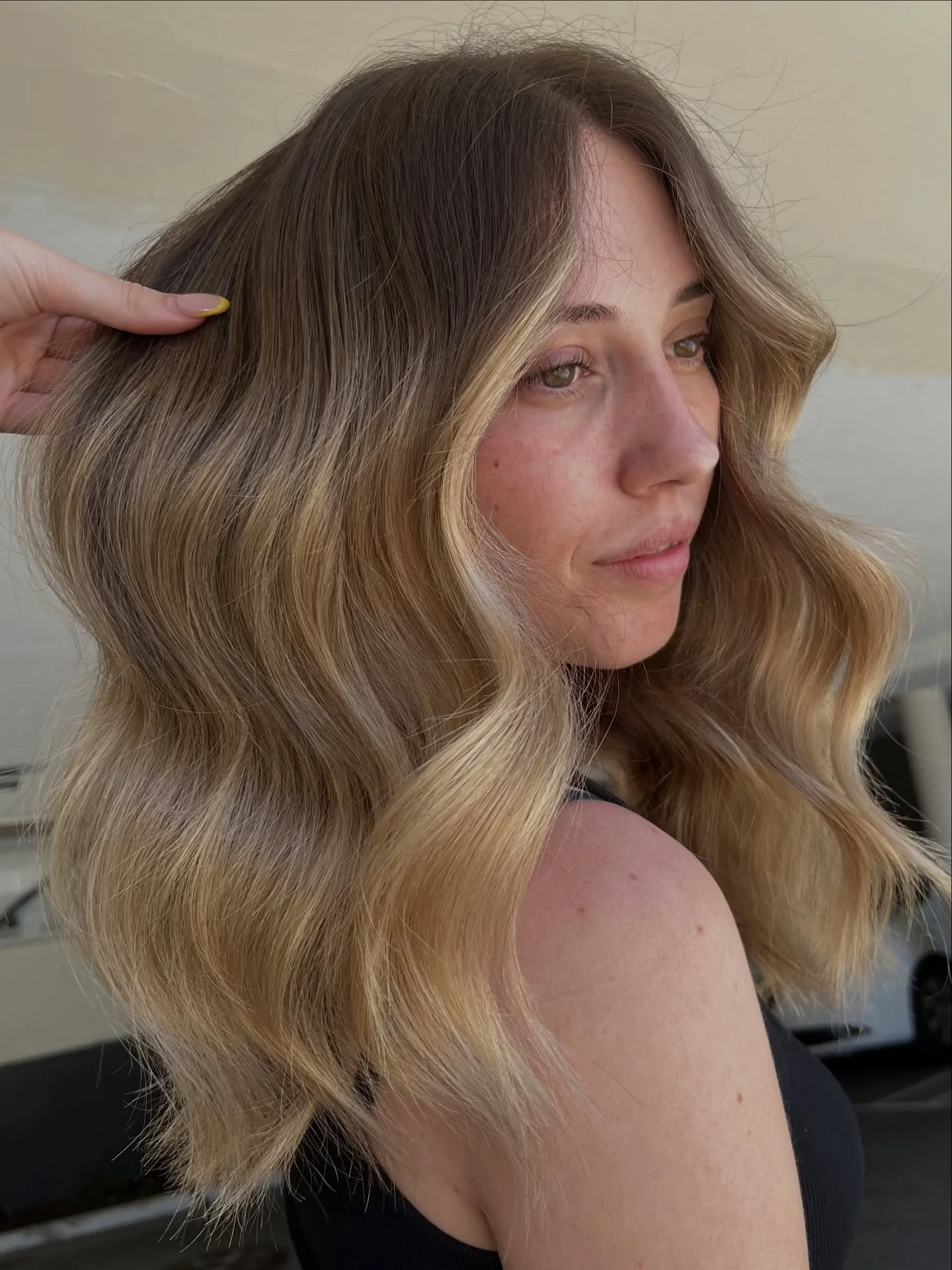 Low maintenance doesn&rsquo;t need to be dark 👏🏼 

Check out this lived-in colour with THE MOST beautiful blend 😮&zwj;💨

Riss took Abi from a bright blonde to this dimensional, soft result and we  L O V E  it 😍

If you&rsquo;re wanting to go sof