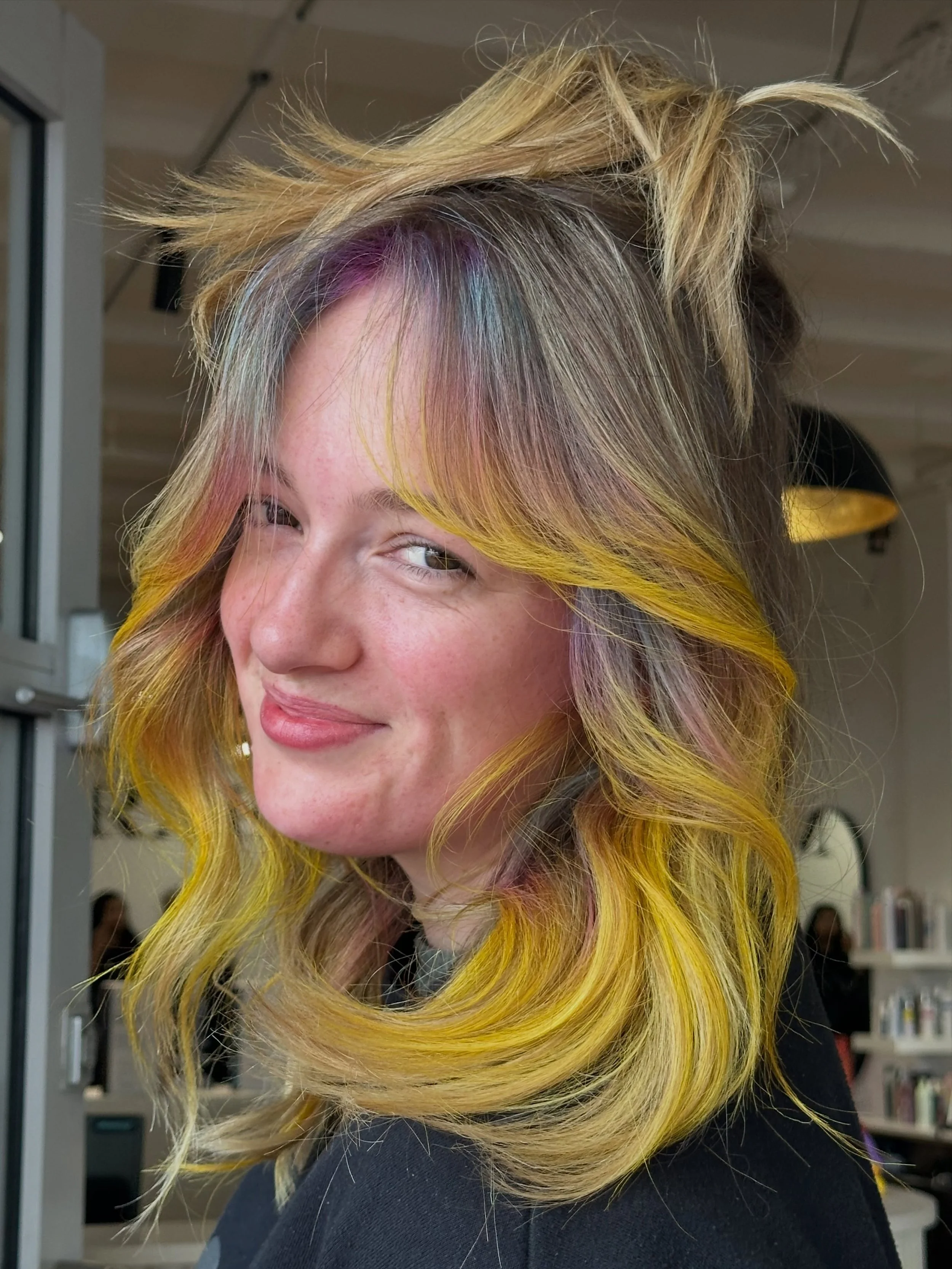 🍬🧁💛🍭✨

Riss loves a cheeky pop of colour! But she outdid herself with this Rainbow Paddle Pop hair on our apprentice Charli 😍

If you are wanting to spice up your colour? @riss_merakionbeaufort is your girl 👏🏼

Styled by @cobey_merakionbeaufor