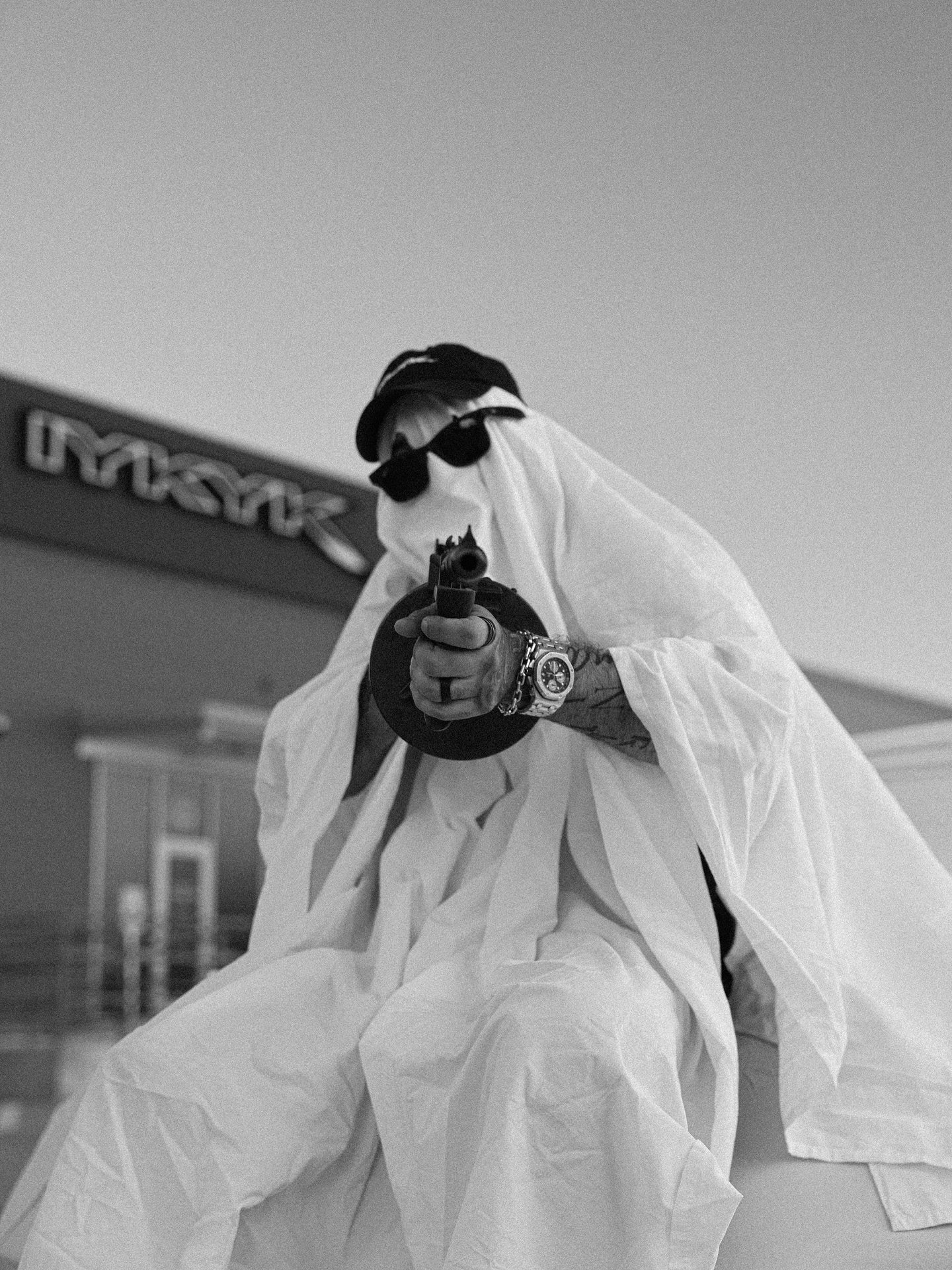 Ever seen a ghost with a tommy? 👻💥 Happy Halloween from our team at IYKYK Garage!

#halloween #halloweencontest #ghost #ghostphotoshoot #ghostphotography #spookyphotography #iykykgarage #autoshop #iykyk #ghostcostume #casper #ghostphoto