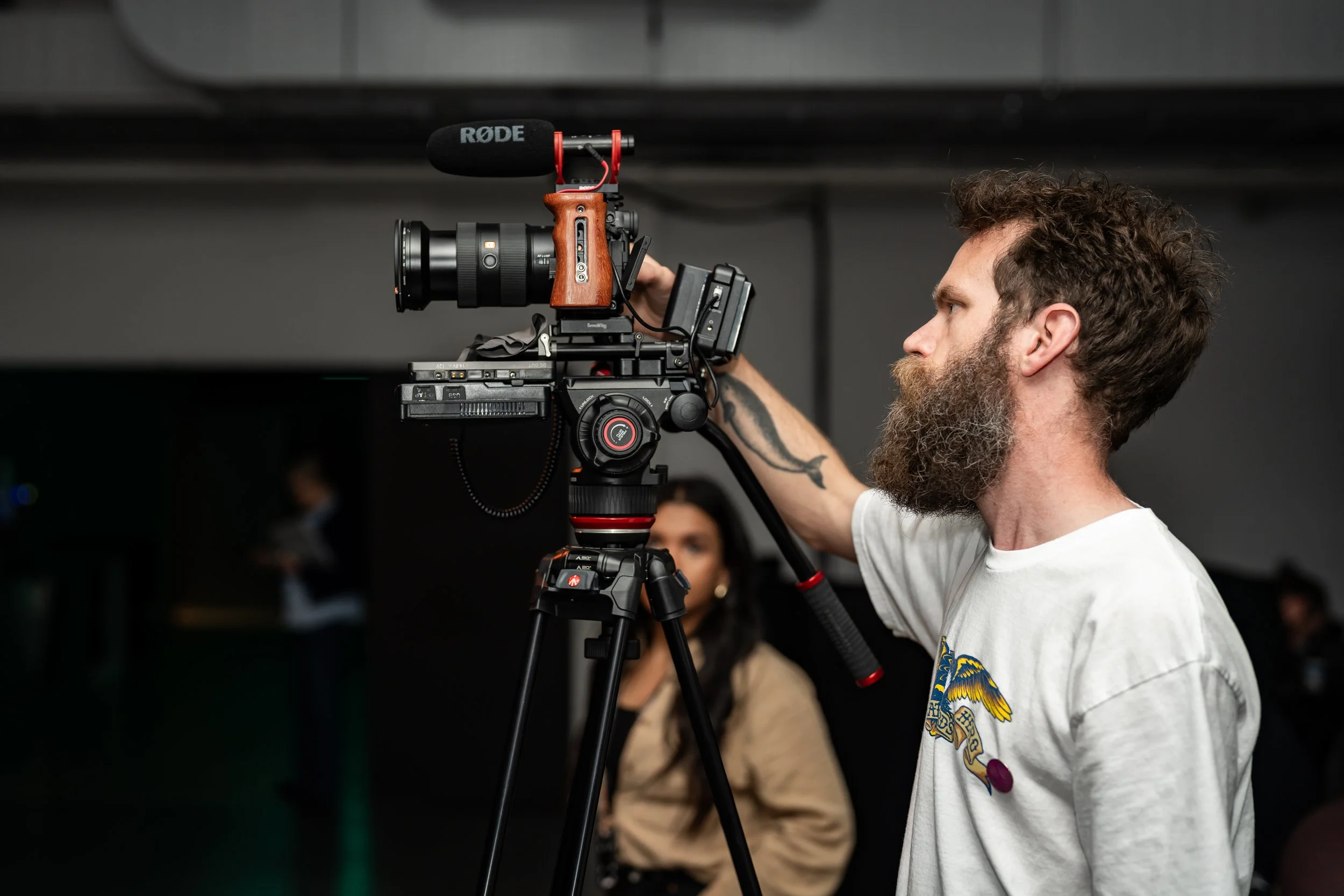 Eventvideograf hanterar en professionell kamera.