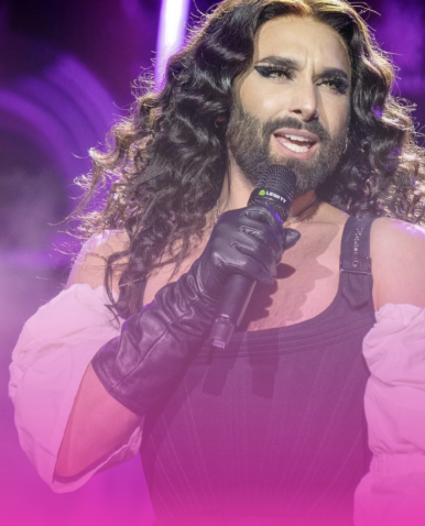 Ein Foto von Conchita Wurst beim performen, inszeniert vom Studio für Branding Doppelpaula.