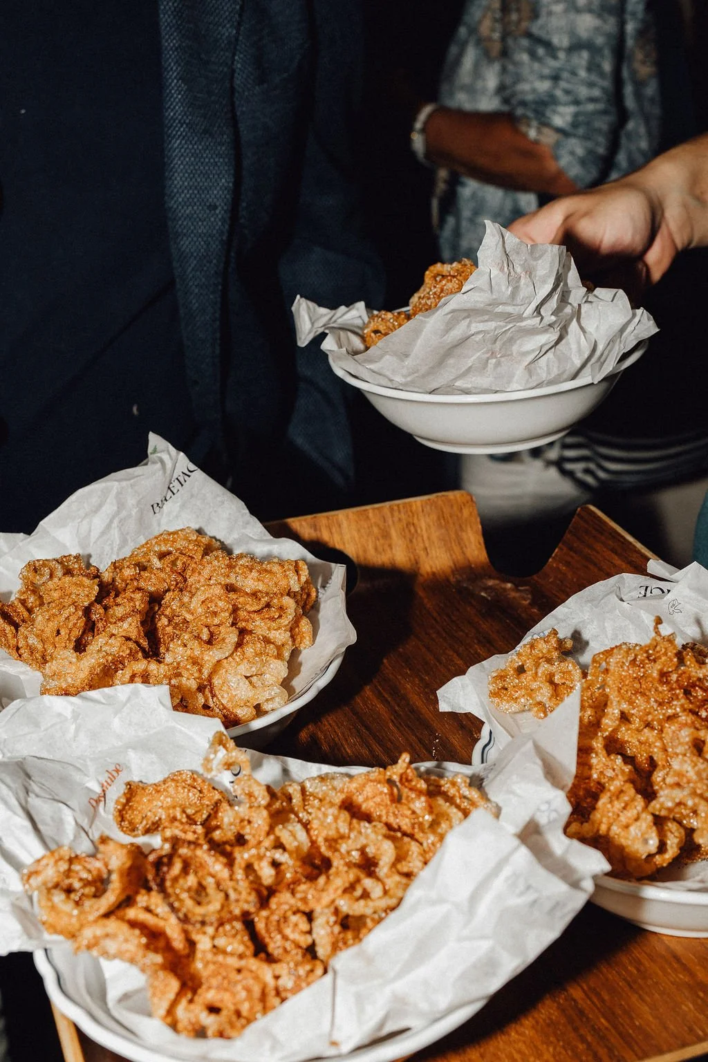 Frittiertes auf Butterpapier – Eventfoto vom Opening Hotel Post am See. Branding, Orientierung und Umsetzungen von doppelpaula. 