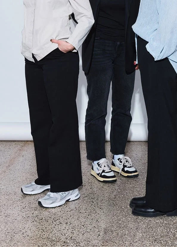 Teambild vom Studio für Branding Doppelpaula wo man nur die Beine sieht