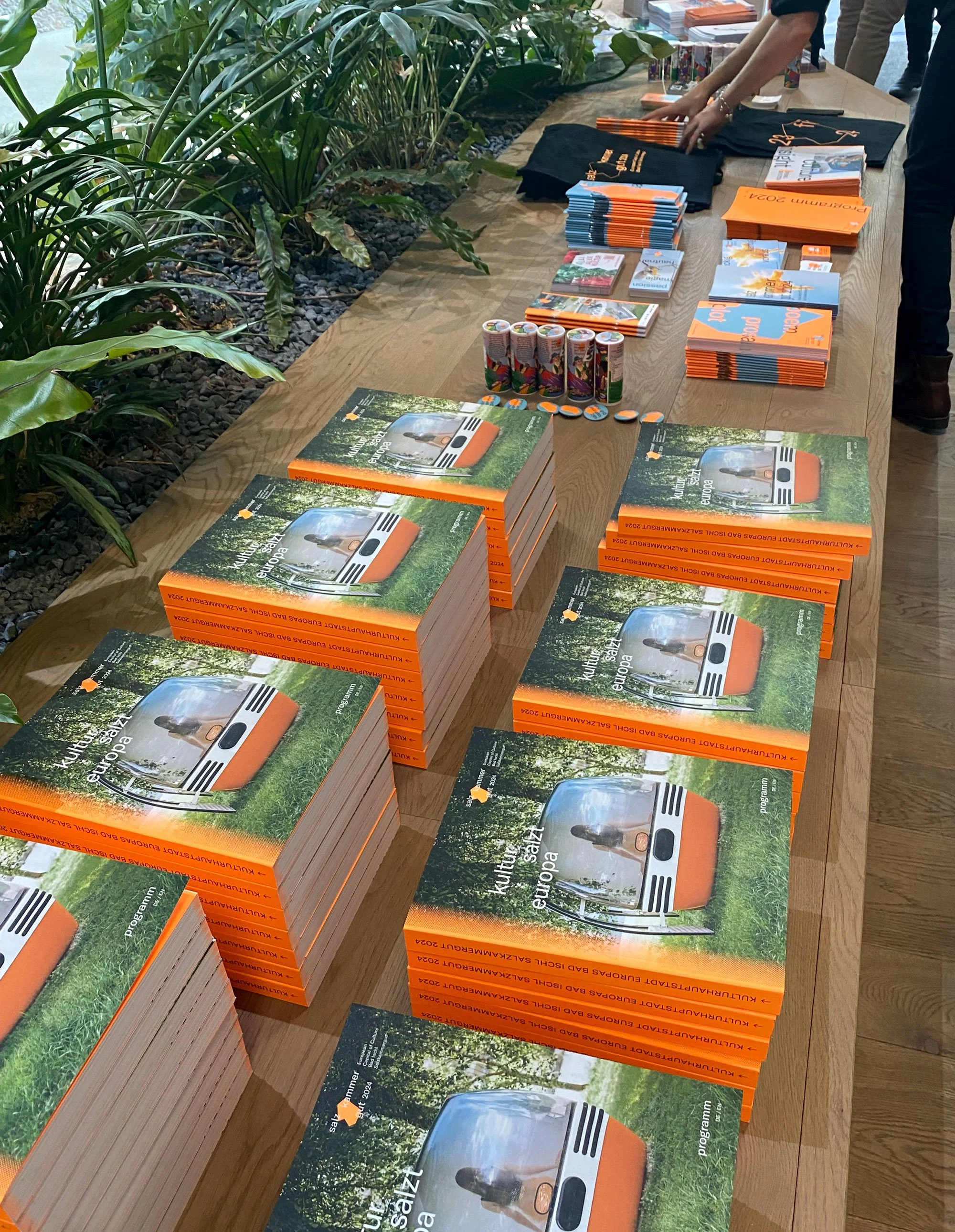 Eingie Poster, Magazine und Flyer zur Kulturhauptstadt sind platziert, inszeniert vom Studio für Branding Doppelpaula. 