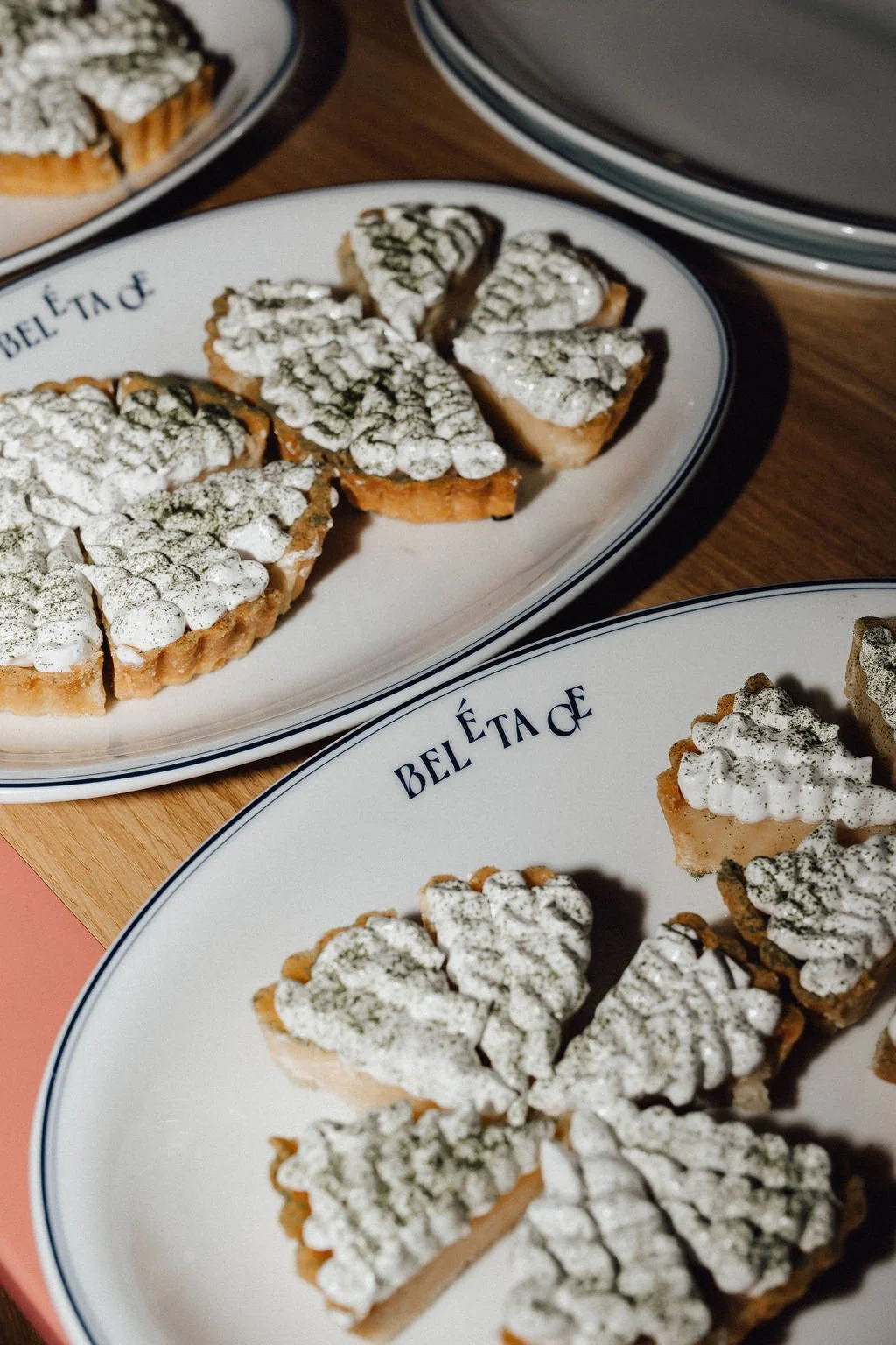 Eventfoto vom Opening Hotel Post am See – Fingerfood. Branding, Orientierung und Umsetzungen von doppelpaula. 
