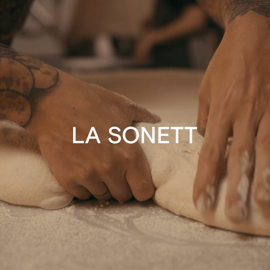 : Ein Gif vom Studio für Branding Doppelpaula, indem jemand Teig knetet.