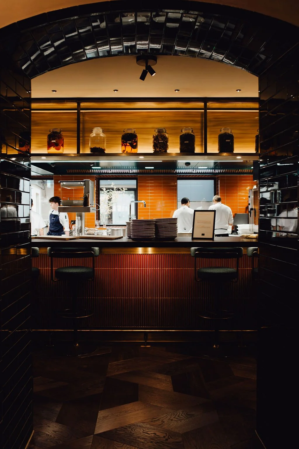 Eventfoto vom Opening Hotel Post am See – Offene Küche mit Holzofengrill. Branding, Orientierung und Umsetzungen von doppelpaula. 
