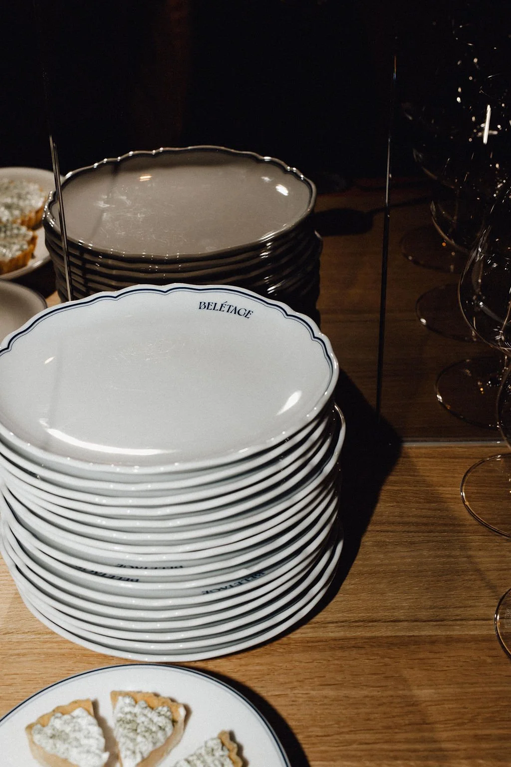 Geschirr der Beletage – ein Eventfoto vom Opening Hotel Post am See. Branding, Orientierung und Umsetzungen von doppelpaula. 