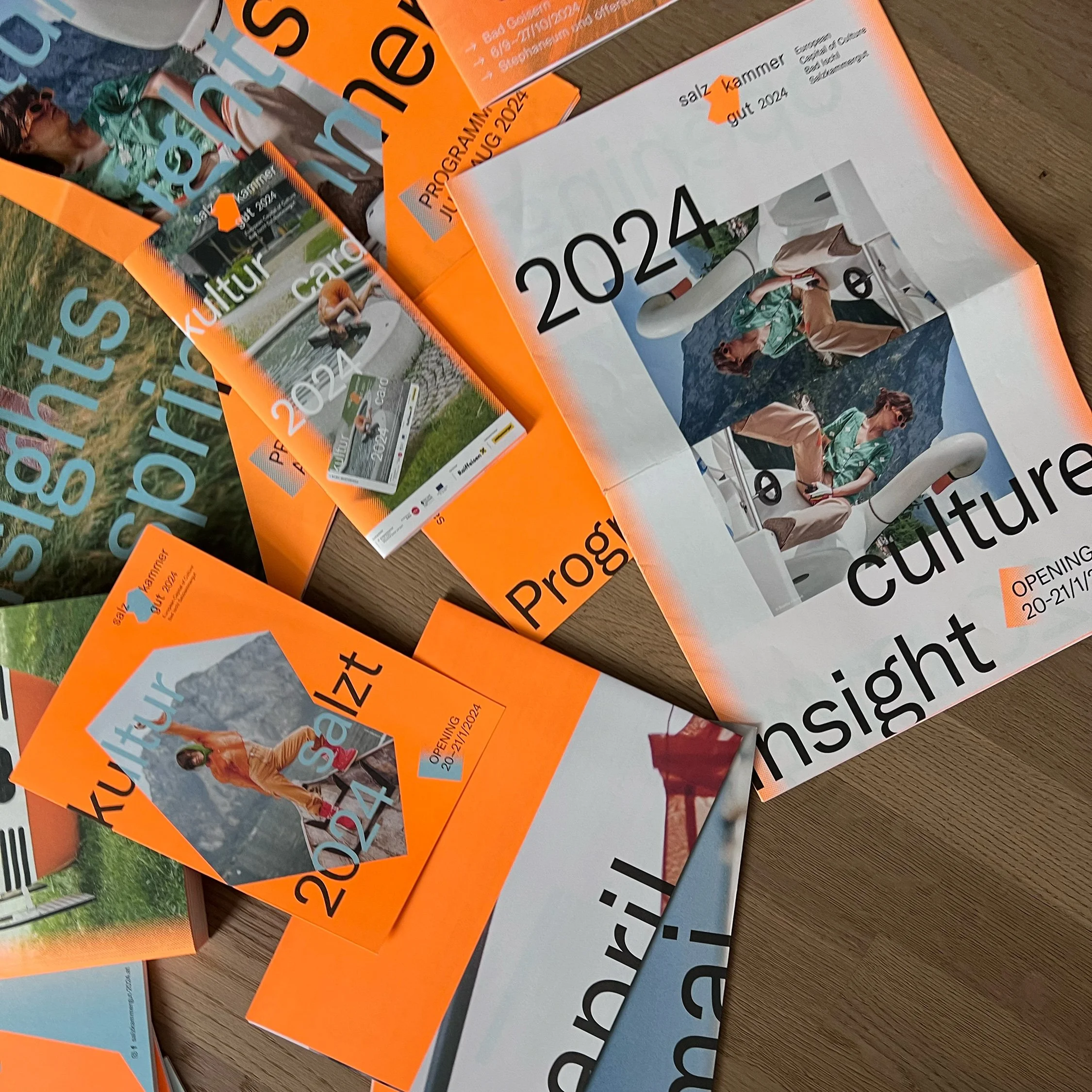 Eingie Poster, Magazine und Flyer zur Kulturhauptstadt sind platziert, inszeniert vom Studio für Branding Doppelpaula. 