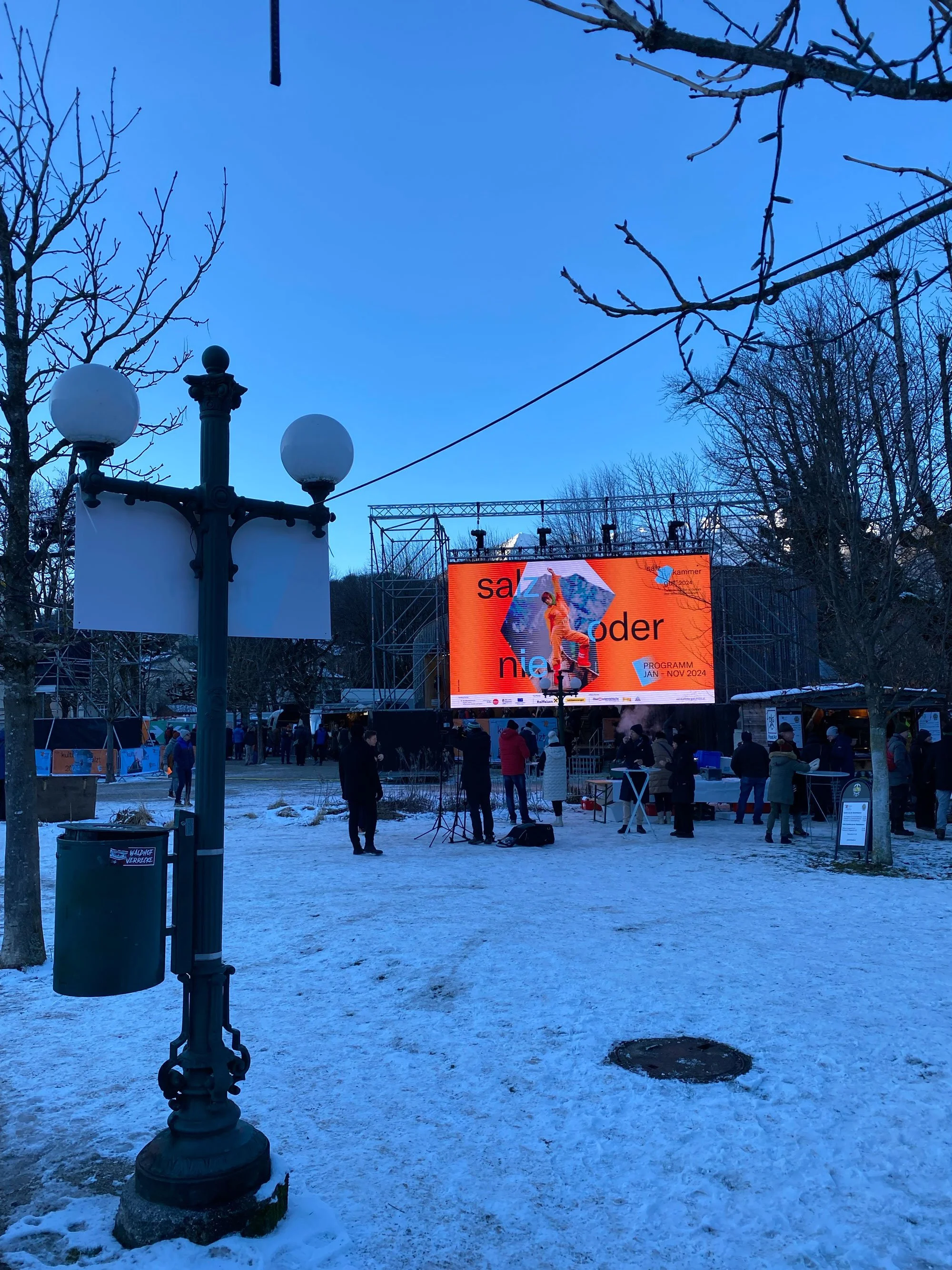 Eine beleuchtete Leinwand umgeben von einer Schneelandschaft, inszeniert vom Studio für Branding Doppelpaula.