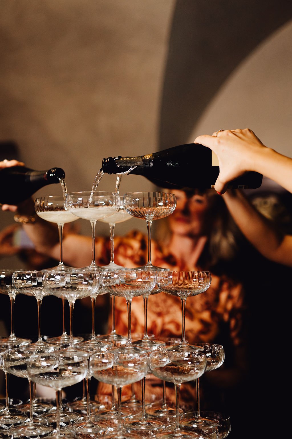 Champagner-Pyramide –  ein Eventfoto vom Opening Hotel Post am See. Branding, Orientierung und Umsetzungen von doppelpaula. 